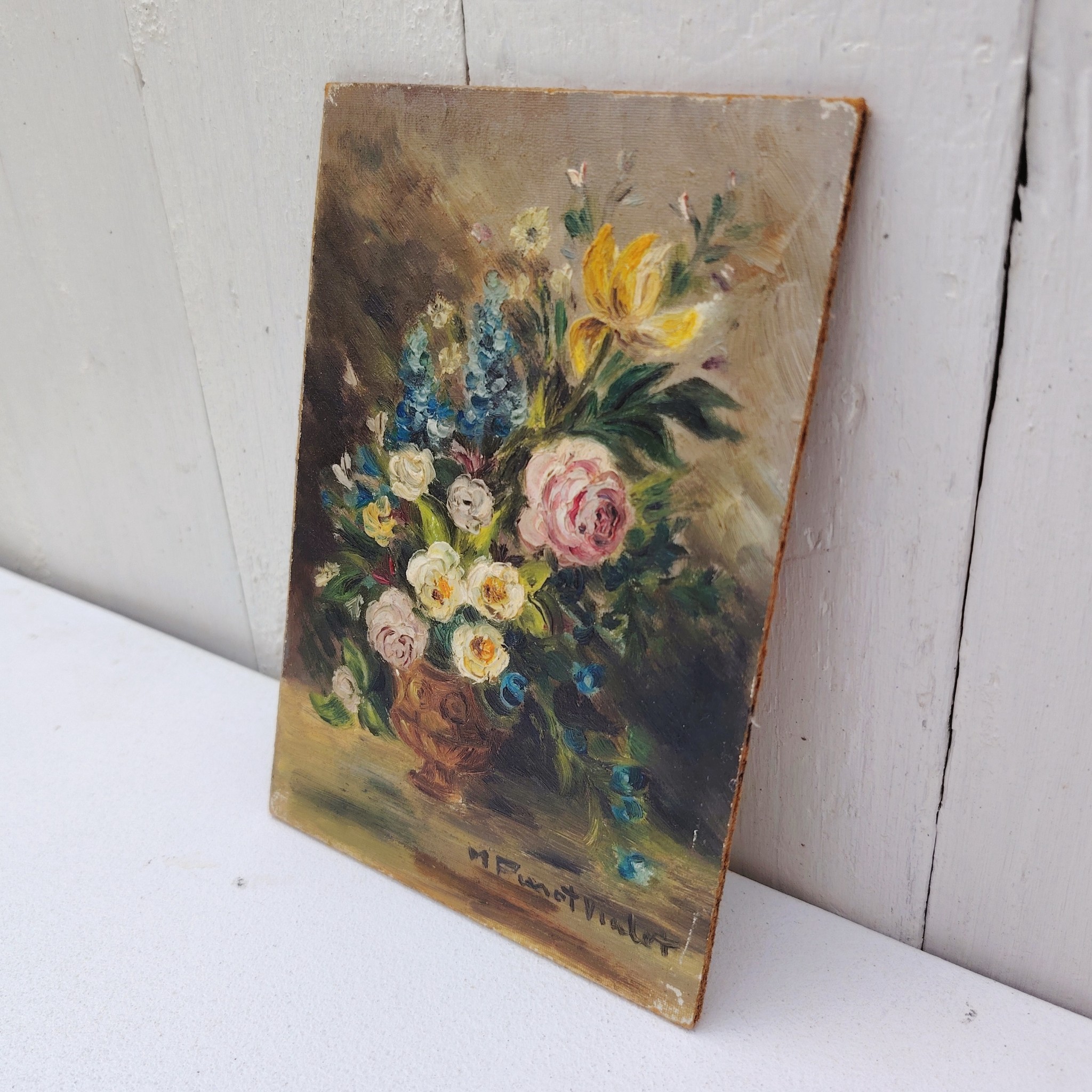 Huile sur panneau isorel représentant un beau bouquet de fleurs dans un vase , signé en bas à droite M.Pinot Vialet. Coins un peu usés, une accroche sur l'arrière. Bon état général Dimensions : 11 x 16 cm