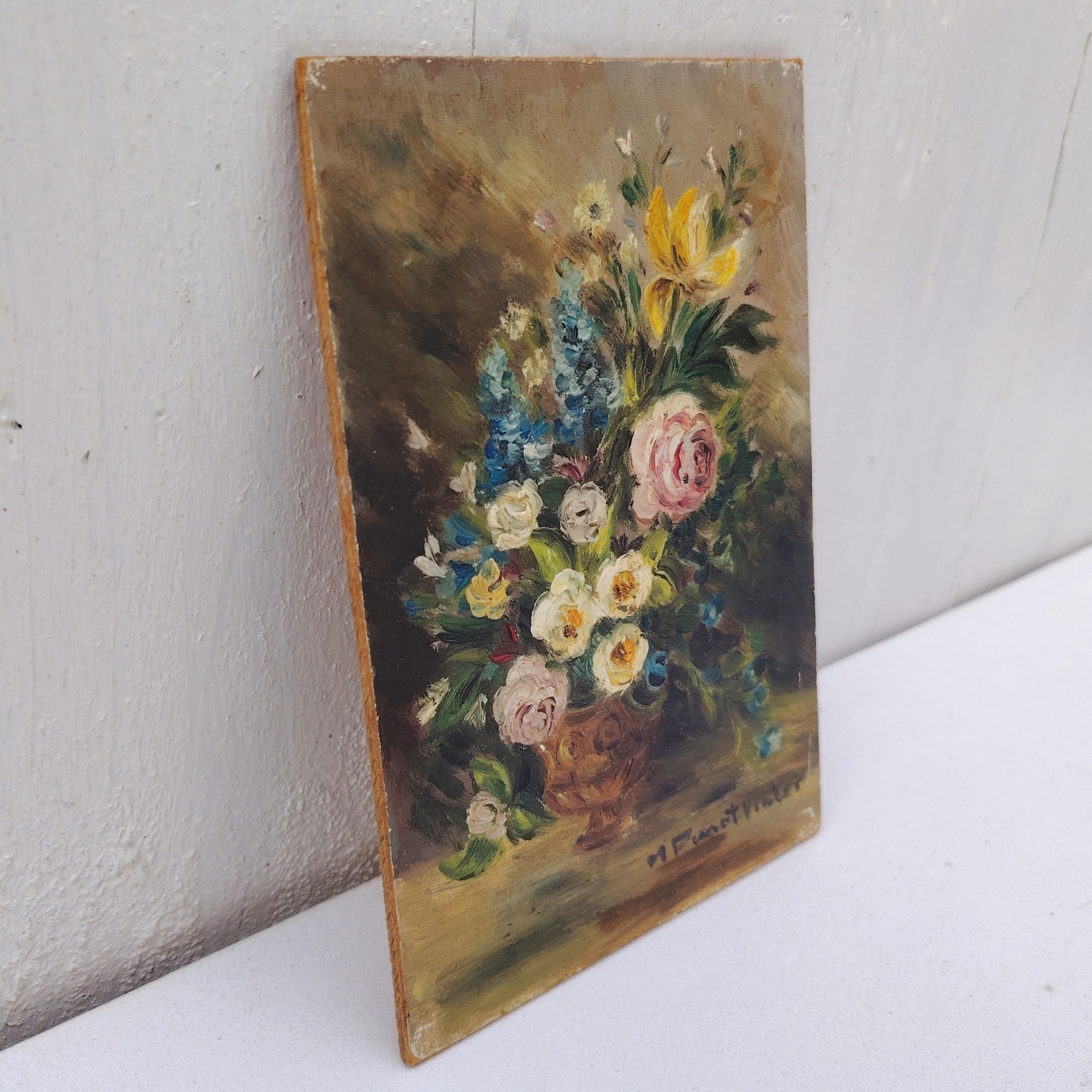 Huile sur panneau isorel représentant un beau bouquet de fleurs dans un vase , signé en bas à droite M.Pinot Vialet. Coins un peu usés, une accroche sur l'arrière. Bon état général Dimensions : 11 x 16 cm