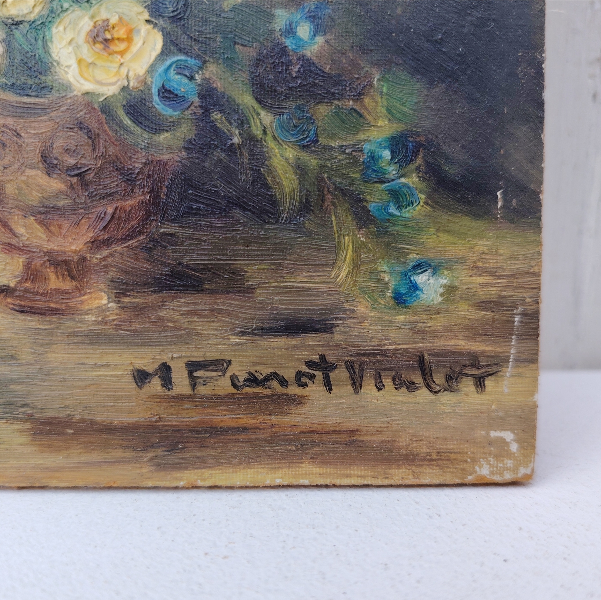 Huile sur panneau isorel représentant un beau bouquet de fleurs dans un vase , signé en bas à droite M.Pinot Vialet. Coins un peu usés, une accroche sur l'arrière. Bon état général Dimensions : 11 x 16 cm
