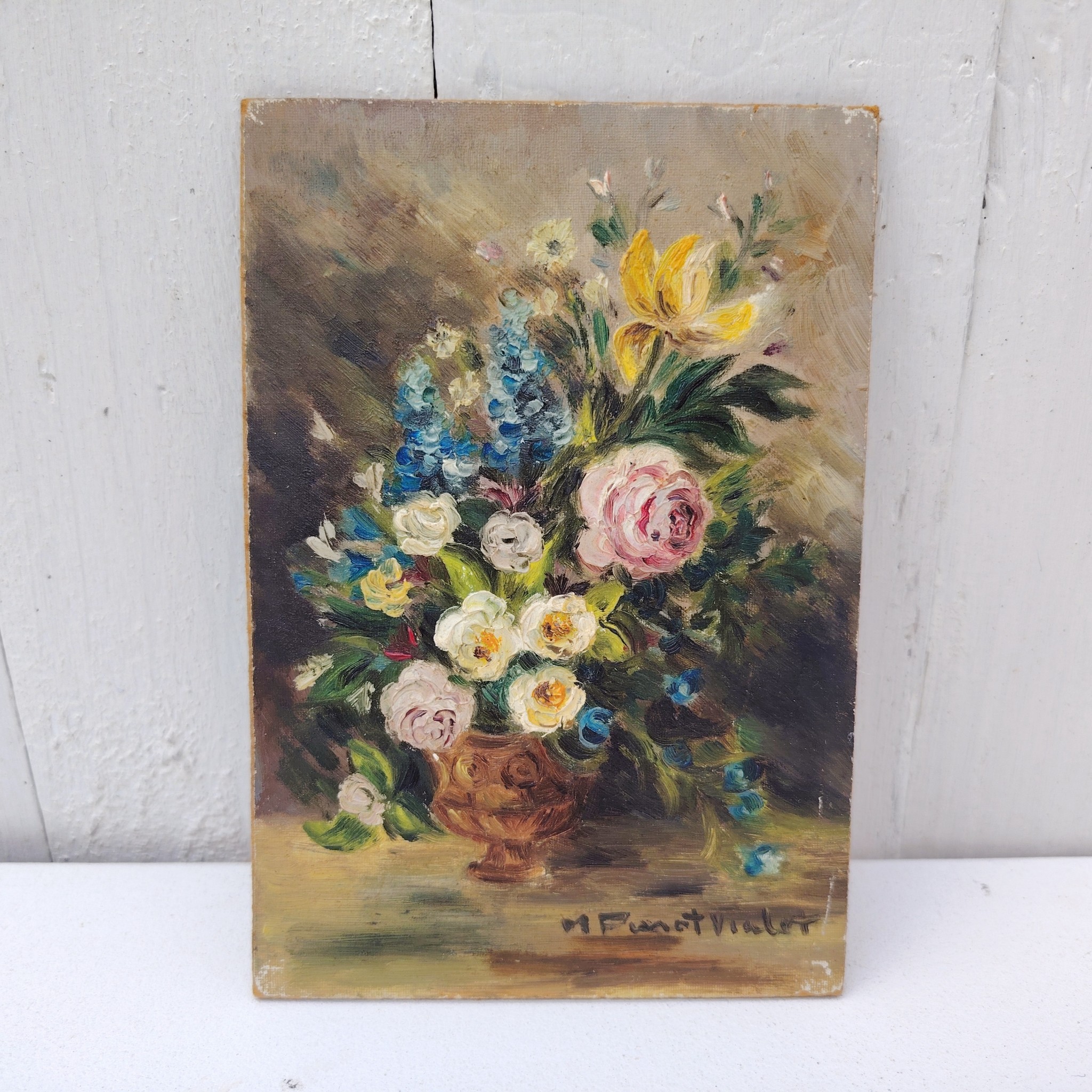 Huile sur panneau isorel représentant un beau bouquet de fleurs dans un vase , signé en bas à droite M.Pinot Vialet. Coins un peu usés, une accroche sur l'arrière. Bon état général Dimensions : 11 x 16 cm