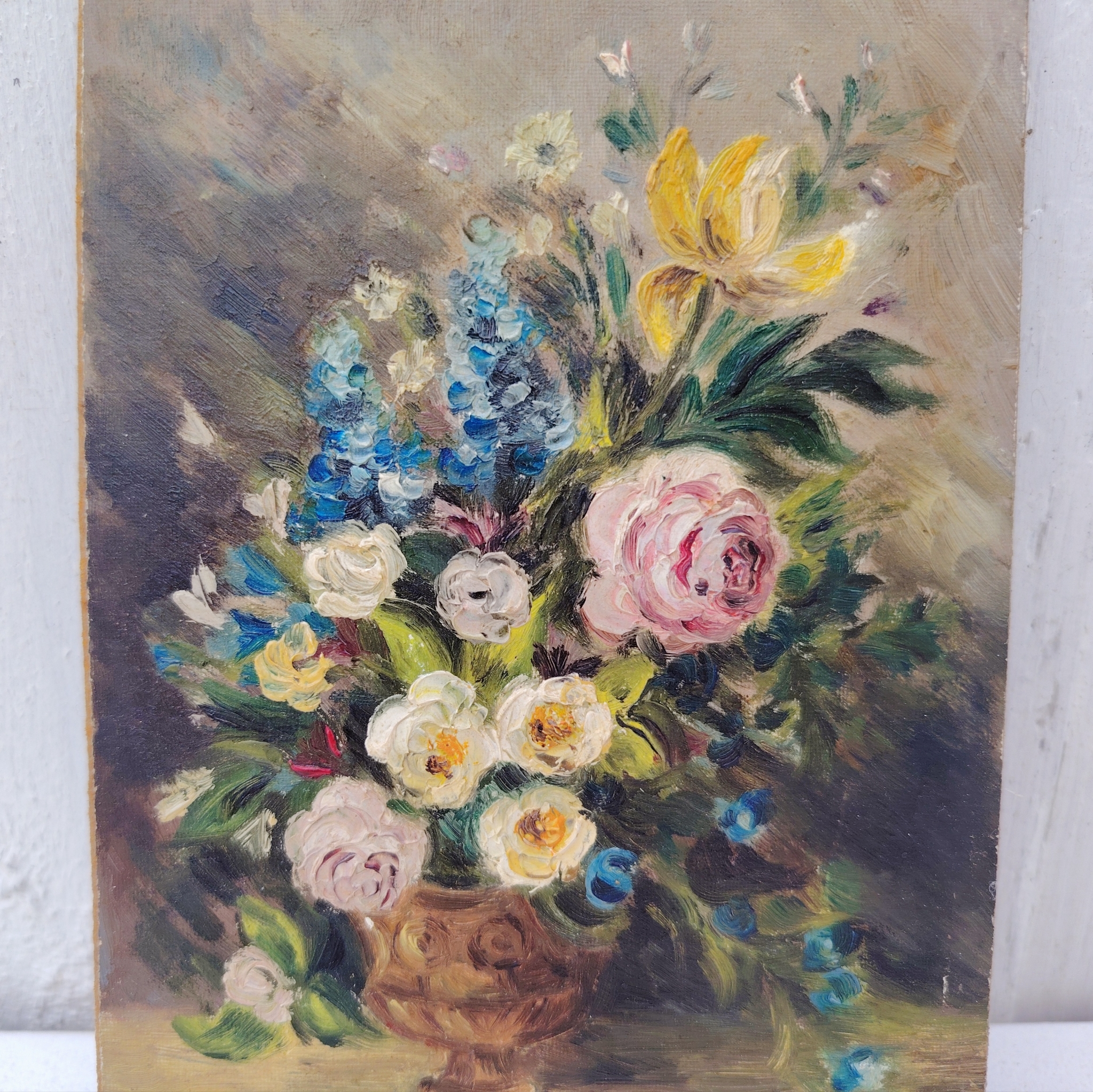 Huile sur panneau isorel représentant un beau bouquet de fleurs dans un vase , signé en bas à droite M.Pinot Vialet. Coins un peu usés, une accroche sur l'arrière. Bon état général Dimensions : 11 x 16 cm