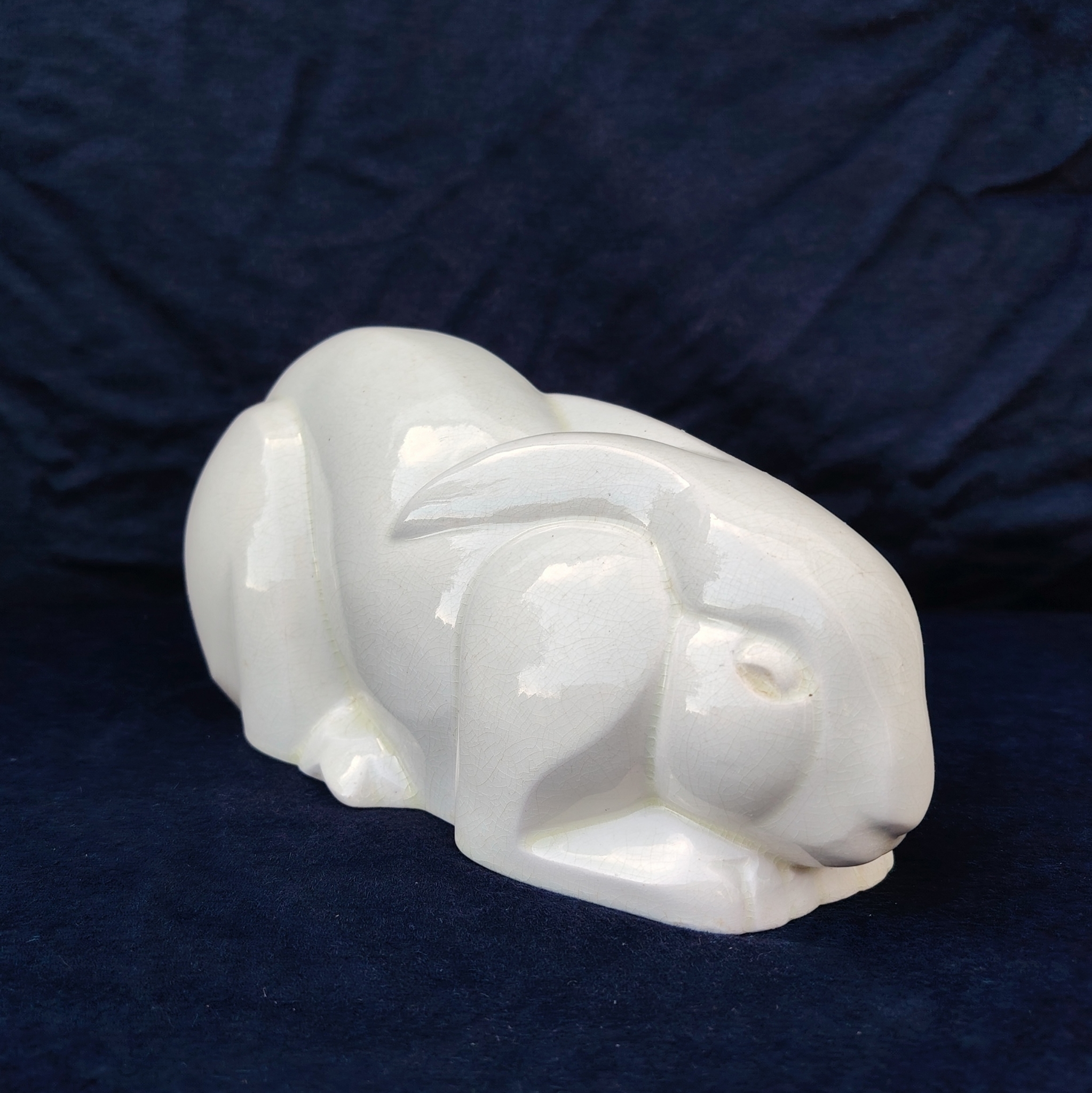 Lapin en faïence craquelé, d'un air craintif, de la manufacture de Saint Clément, signé Lemanceau en creux à coté de sa queue. Lapin art déco datant des années 30. Très bon état Longueur : 29 cm Hauteur : ~14,5 cm
