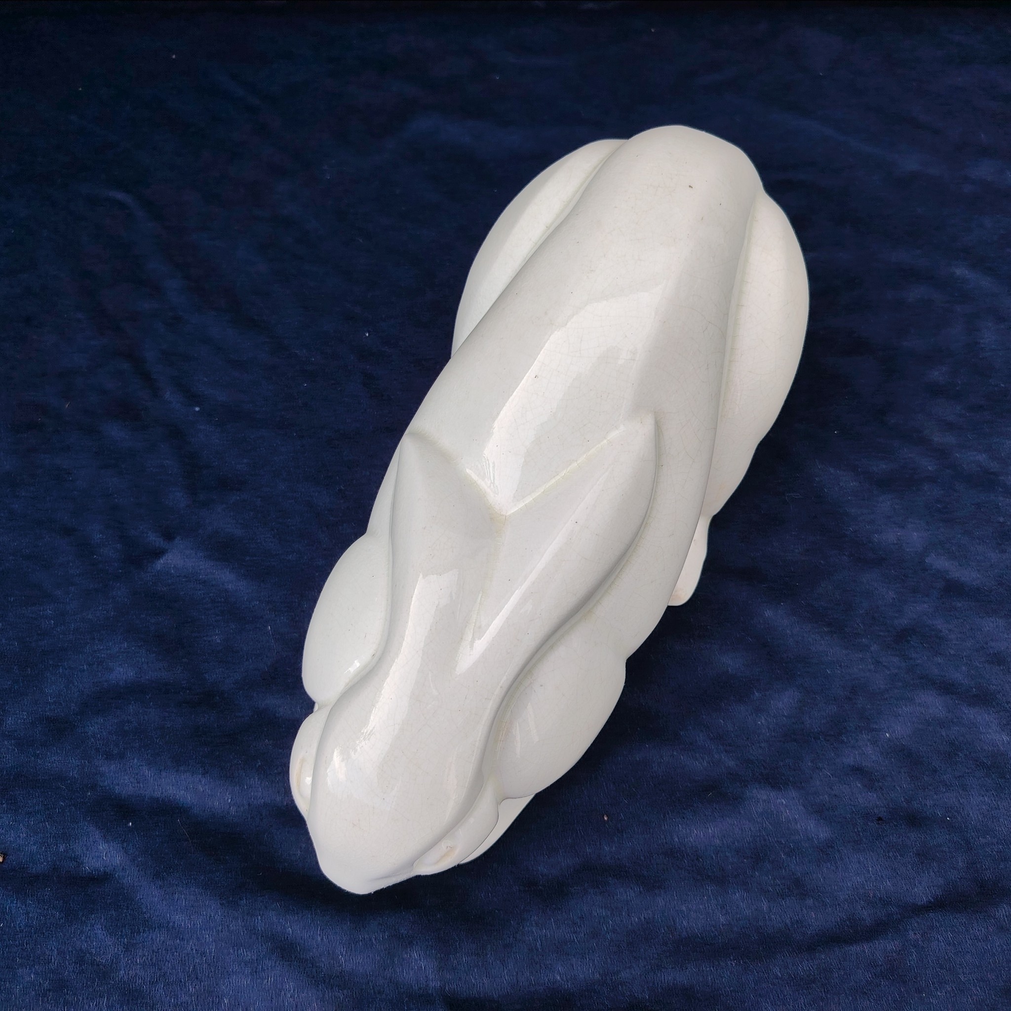 Lapin en faïence craquelé, d'un air craintif, de la manufacture de Saint Clément, signé Lemanceau en creux à coté de sa queue. Lapin art déco datant des années 30. Très bon état Longueur : 29 cm Hauteur : ~14,5 cm