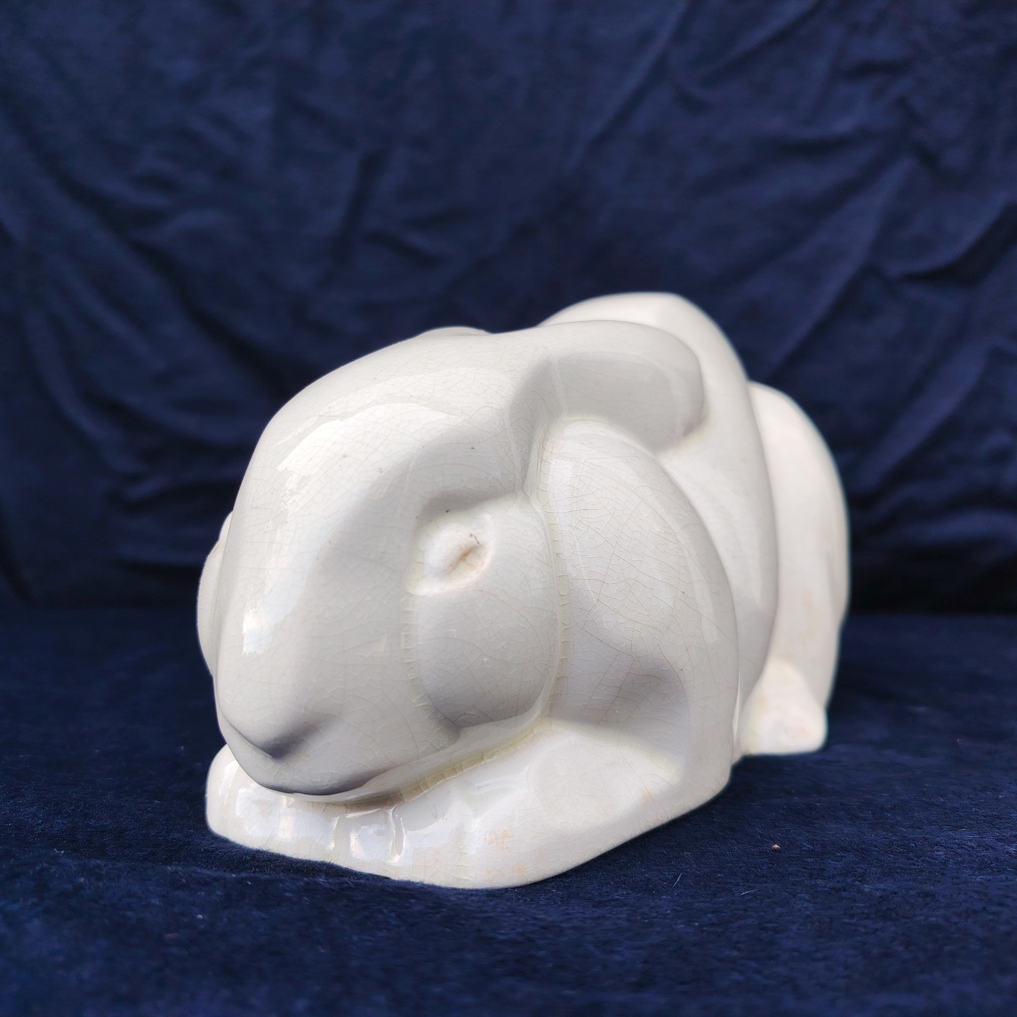Lapin en faïence craquelé, d'un air craintif, de la manufacture de Saint Clément, signé Lemanceau en creux à coté de sa queue. Lapin art déco datant des années 30. Très bon état Longueur : 29 cm Hauteur : ~14,5 cm