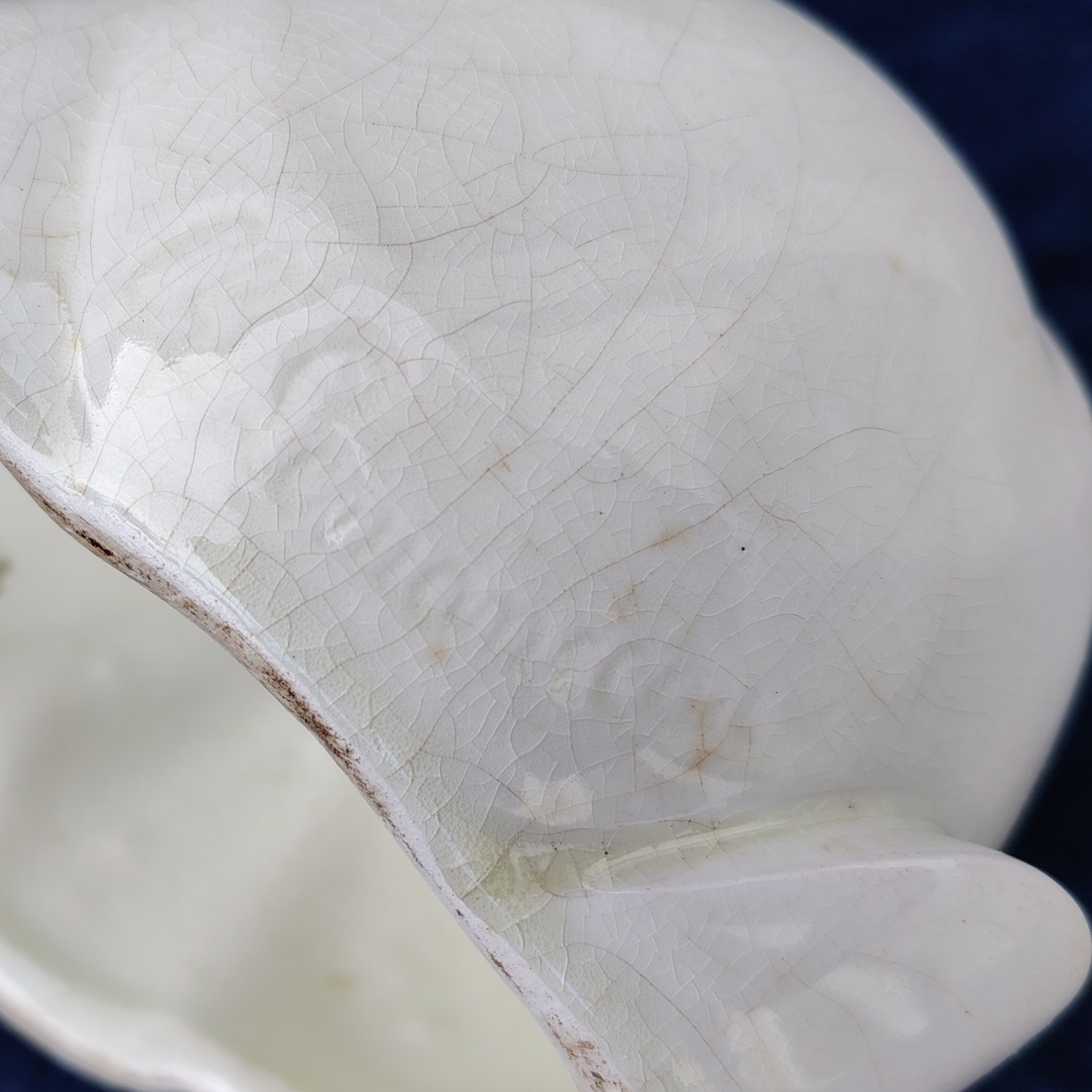 Lapin en faïence craquelé, d'un air craintif, de la manufacture de Saint Clément, signé Lemanceau en creux à coté de sa queue. Lapin art déco datant des années 30. Très bon état Longueur : 29 cm Hauteur : ~14,5 cm