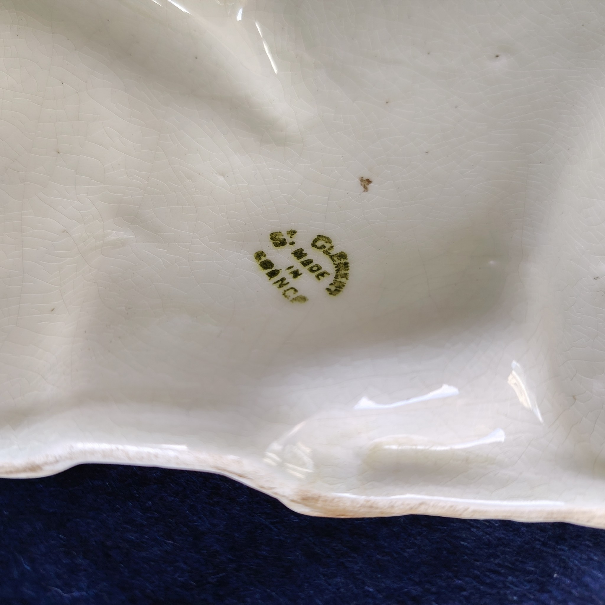 Lapin en faïence craquelé, d'un air craintif, de la manufacture de Saint Clément, signé Lemanceau en creux à coté de sa queue. Lapin art déco datant des années 30. Très bon état Longueur : 29 cm Hauteur : ~14,5 cm