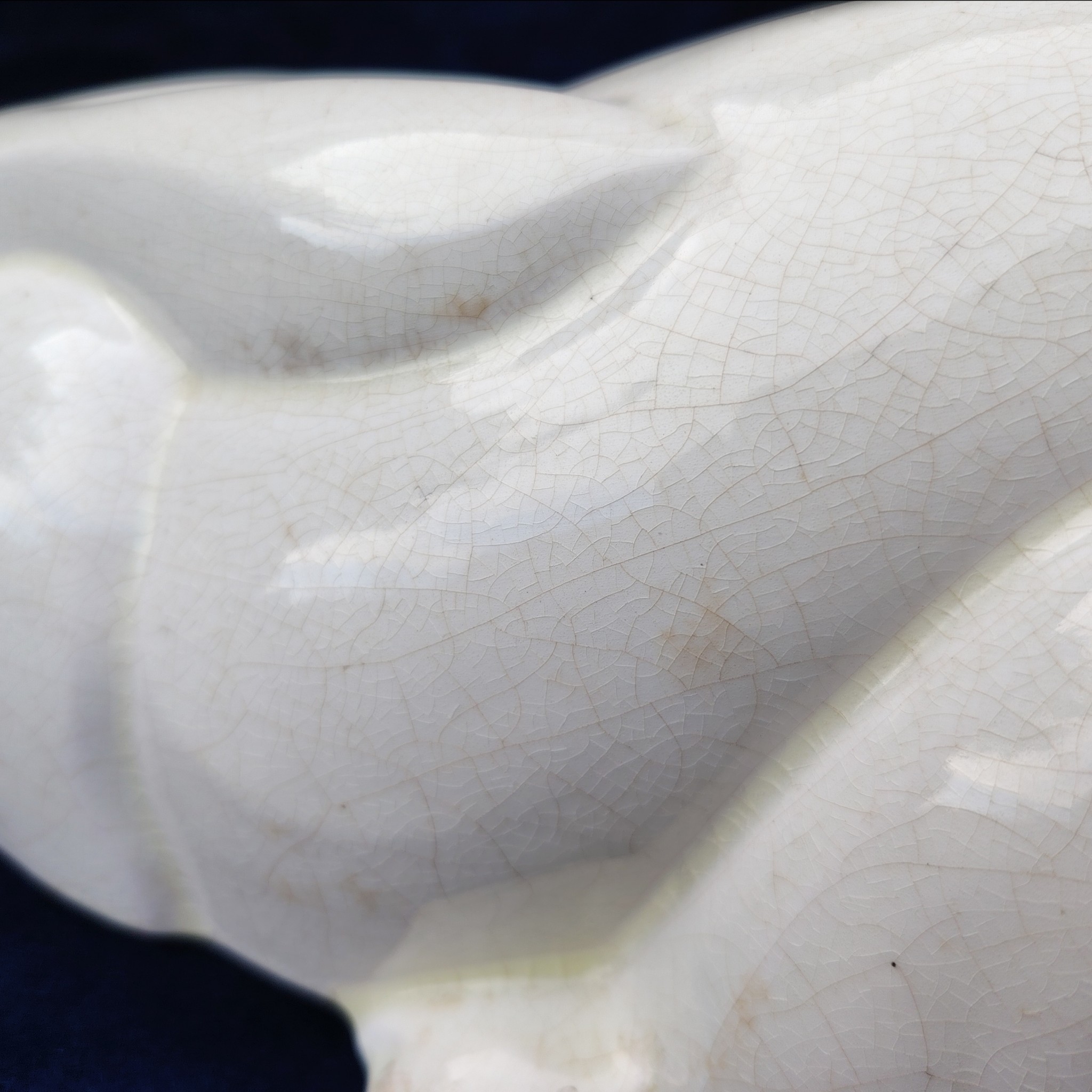 Lapin en faïence craquelé, d'un air craintif, de la manufacture de Saint Clément, signé Lemanceau en creux à coté de sa queue. Lapin art déco datant des années 30. Très bon état Longueur : 29 cm Hauteur : ~14,5 cm