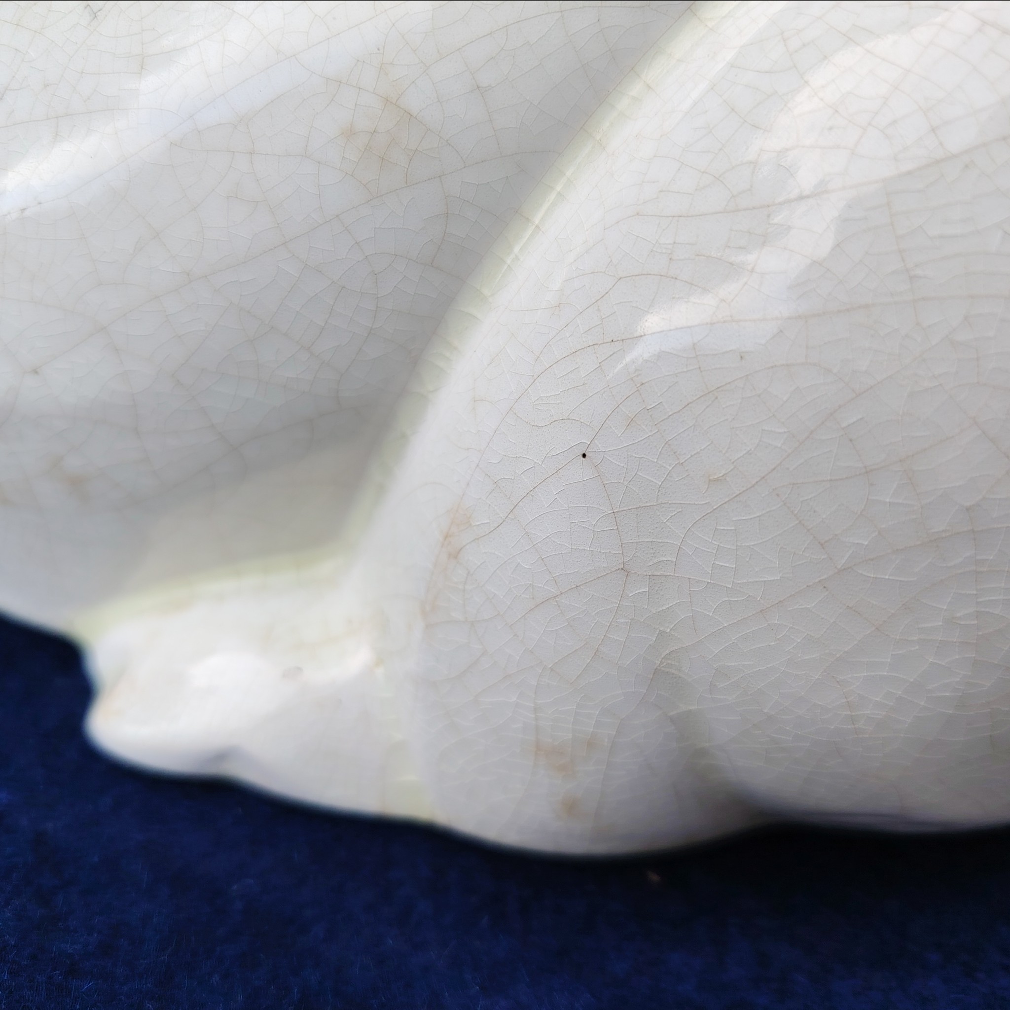 Lapin en faïence craquelé, d'un air craintif, de la manufacture de Saint Clément, signé Lemanceau en creux à coté de sa queue. Lapin art déco datant des années 30. Très bon état Longueur : 29 cm Hauteur : ~14,5 cm