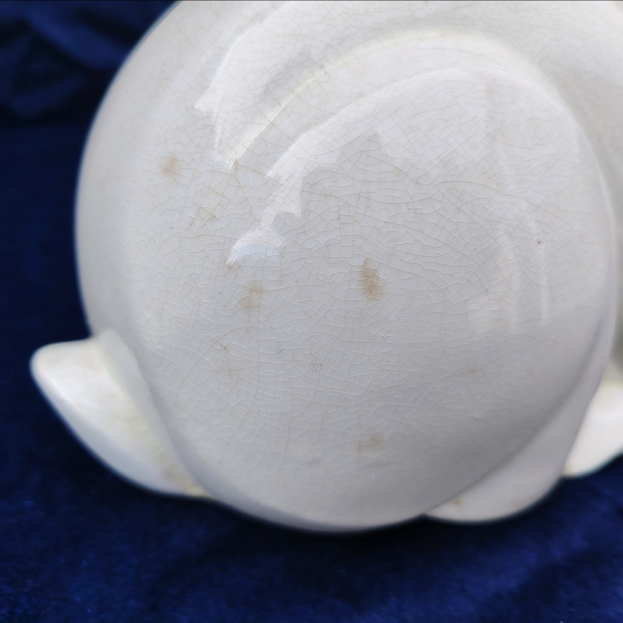 Lapin en faïence craquelé, d'un air craintif, de la manufacture de Saint Clément, signé Lemanceau en creux à coté de sa queue. Lapin art déco datant des années 30. Très bon état Longueur : 29 cm Hauteur : ~14,5 cm