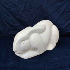 Lapin en faïence craquelé, d'un air craintif, de la manufacture de Saint Clément, signé Lemanceau en creux à coté de sa queue. Lapin art déco datant des années 30. Très bon état Longueur : 29 cm Hauteur : ~14,5 cm