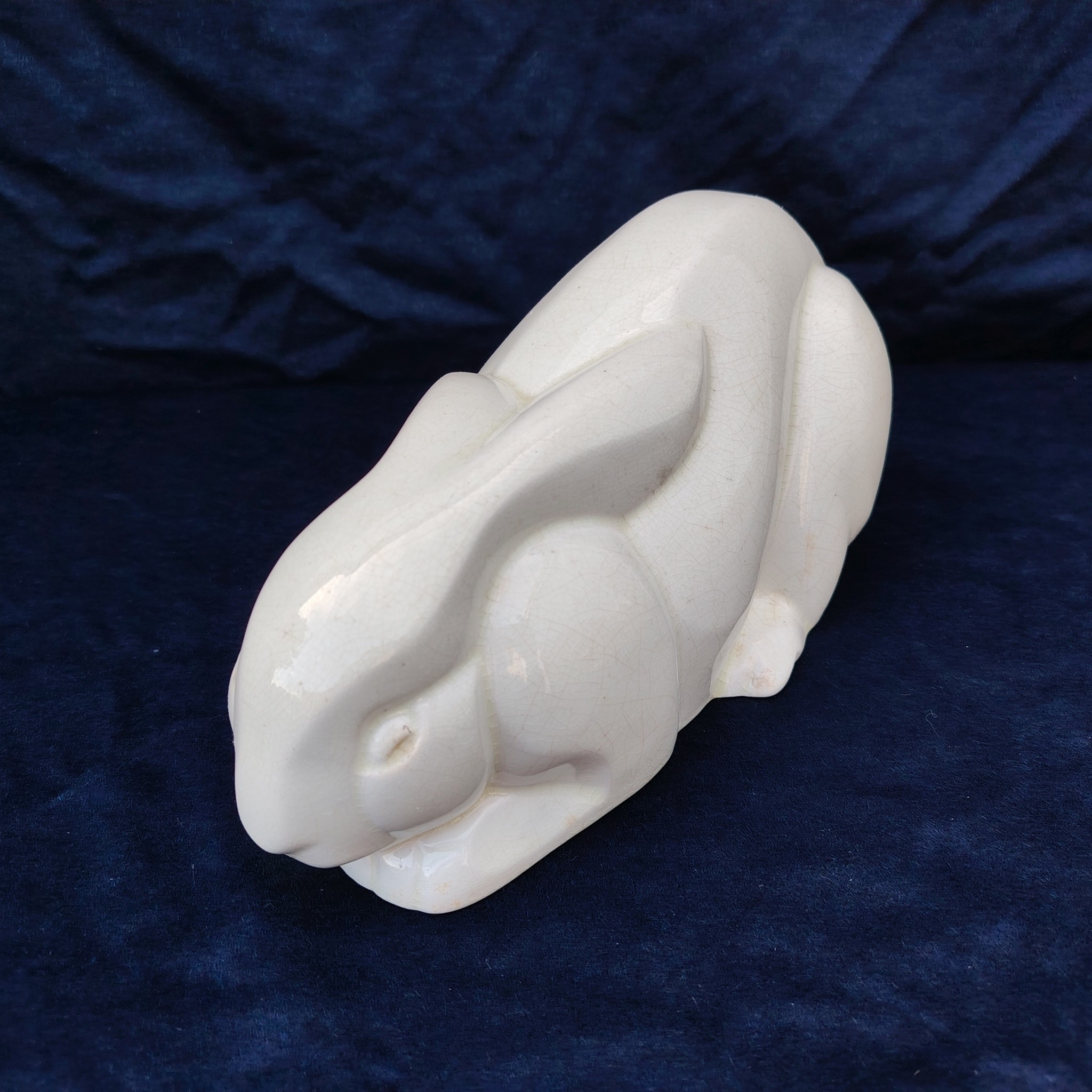 Lapin en faïence craquelé, d'un air craintif, de la manufacture de Saint Clément, signé Lemanceau en creux à coté de sa queue. Lapin art déco datant des années 30. Très bon état Longueur : 29 cm Hauteur : ~14,5 cm