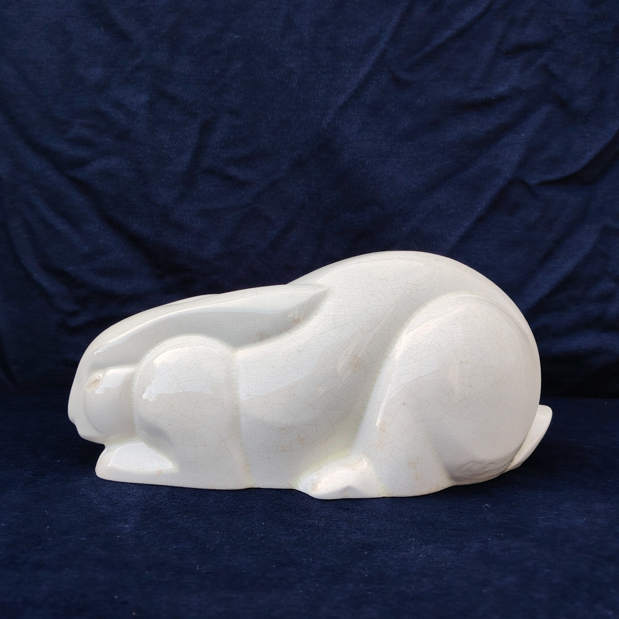 Lapin en faïence craquelé, d'un air craintif, de la manufacture de Saint Clément, signé Lemanceau en creux à coté de sa queue. Lapin art déco datant des années 30. Très bon état Longueur : 29 cm Hauteur : ~14,5 cm