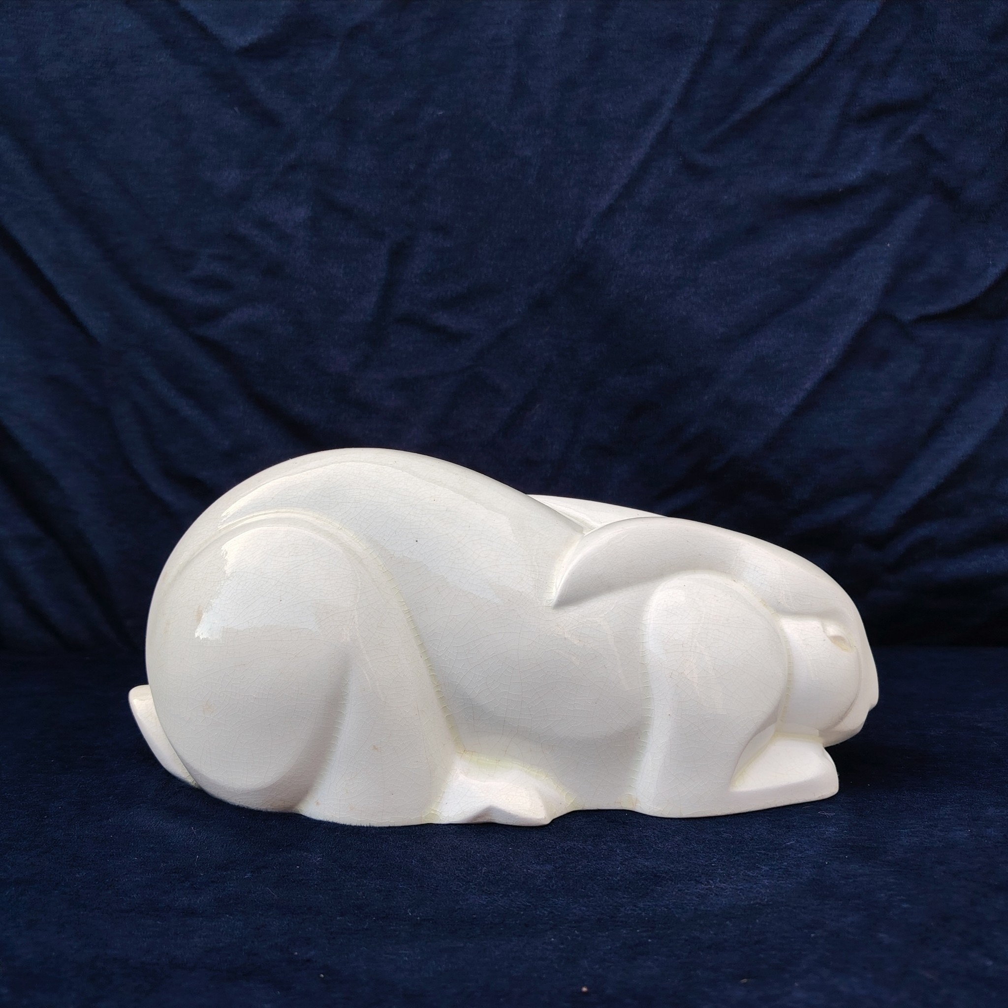 Lapin en faïence craquelé, d'un air craintif, de la manufacture de Saint Clément, signé Lemanceau en creux à coté de sa queue. Lapin art déco datant des années 30. Très bon état Longueur : 29 cm Hauteur : ~14,5 cm