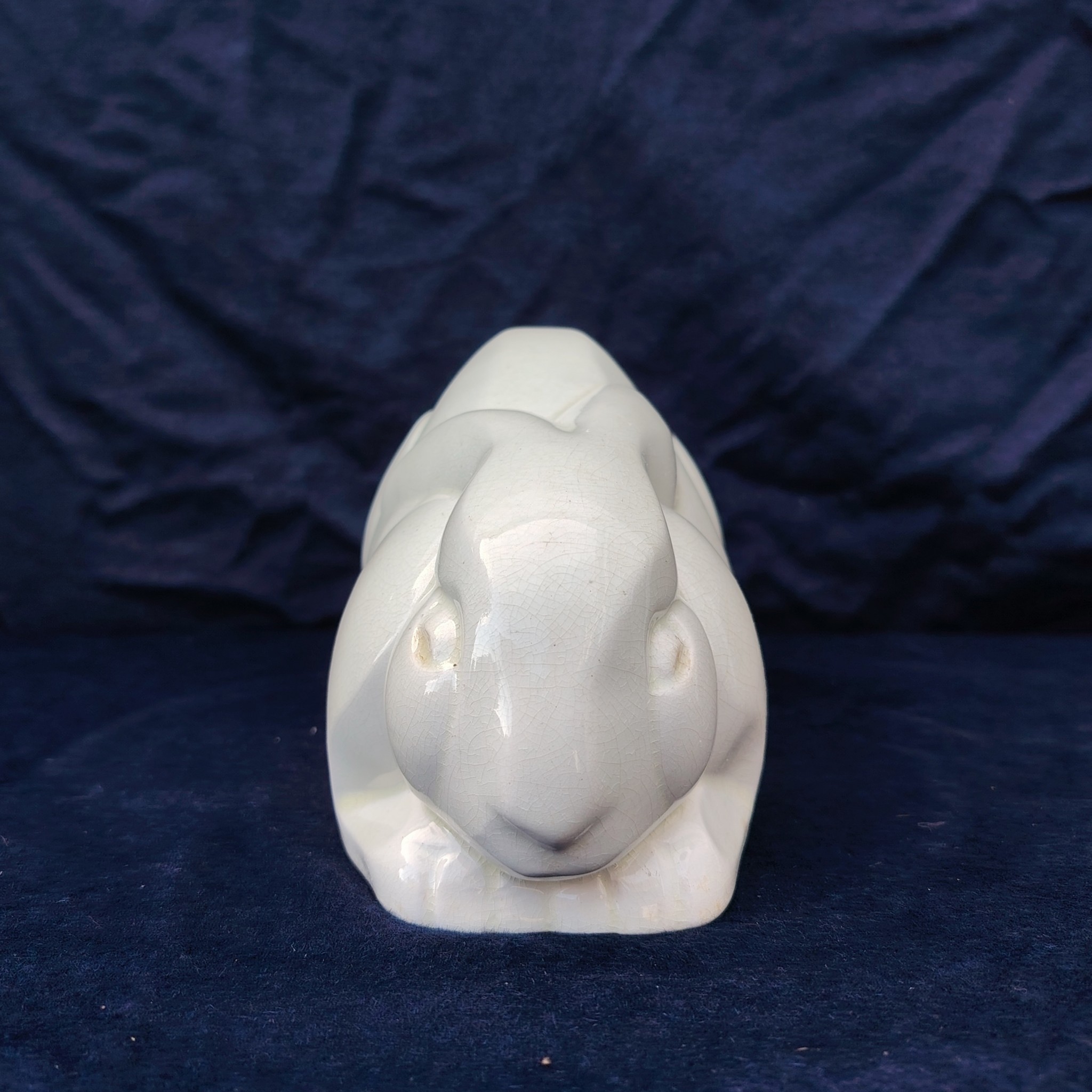 Lapin en faïence craquelé, d'un air craintif, de la manufacture de Saint Clément, signé Lemanceau en creux à coté de sa queue. Lapin art déco datant des années 30. Très bon état Longueur : 29 cm Hauteur : ~14,5 cm