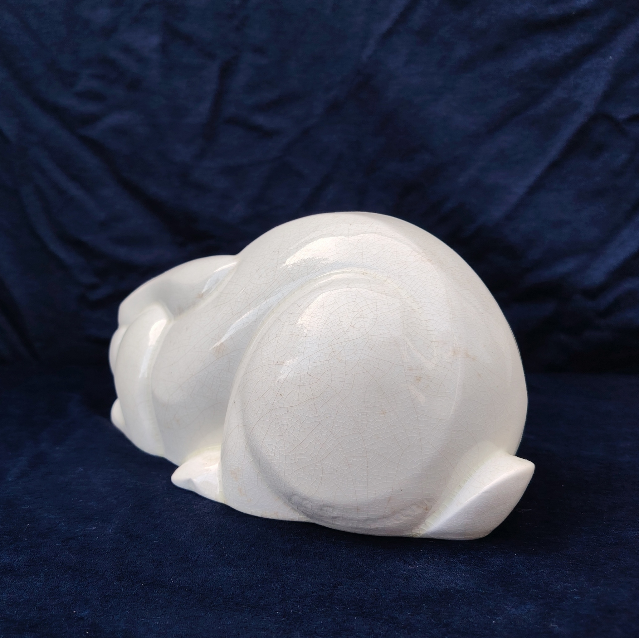 Lapin en faïence craquelé, d'un air craintif, de la manufacture de Saint Clément, signé Lemanceau en creux à coté de sa queue. Lapin art déco datant des années 30. Très bon état Longueur : 29 cm Hauteur : ~14,5 cm