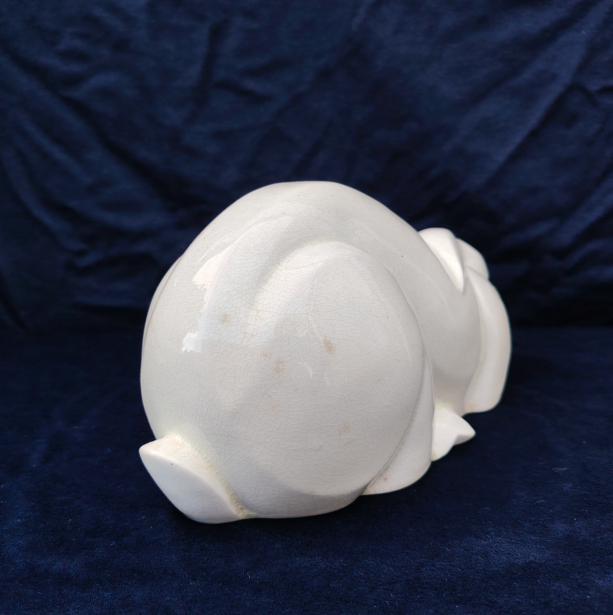 Lapin en faïence craquelé, d'un air craintif, de la manufacture de Saint Clément, signé Lemanceau en creux à coté de sa queue. Lapin art déco datant des années 30. Très bon état Longueur : 29 cm Hauteur : ~14,5 cm