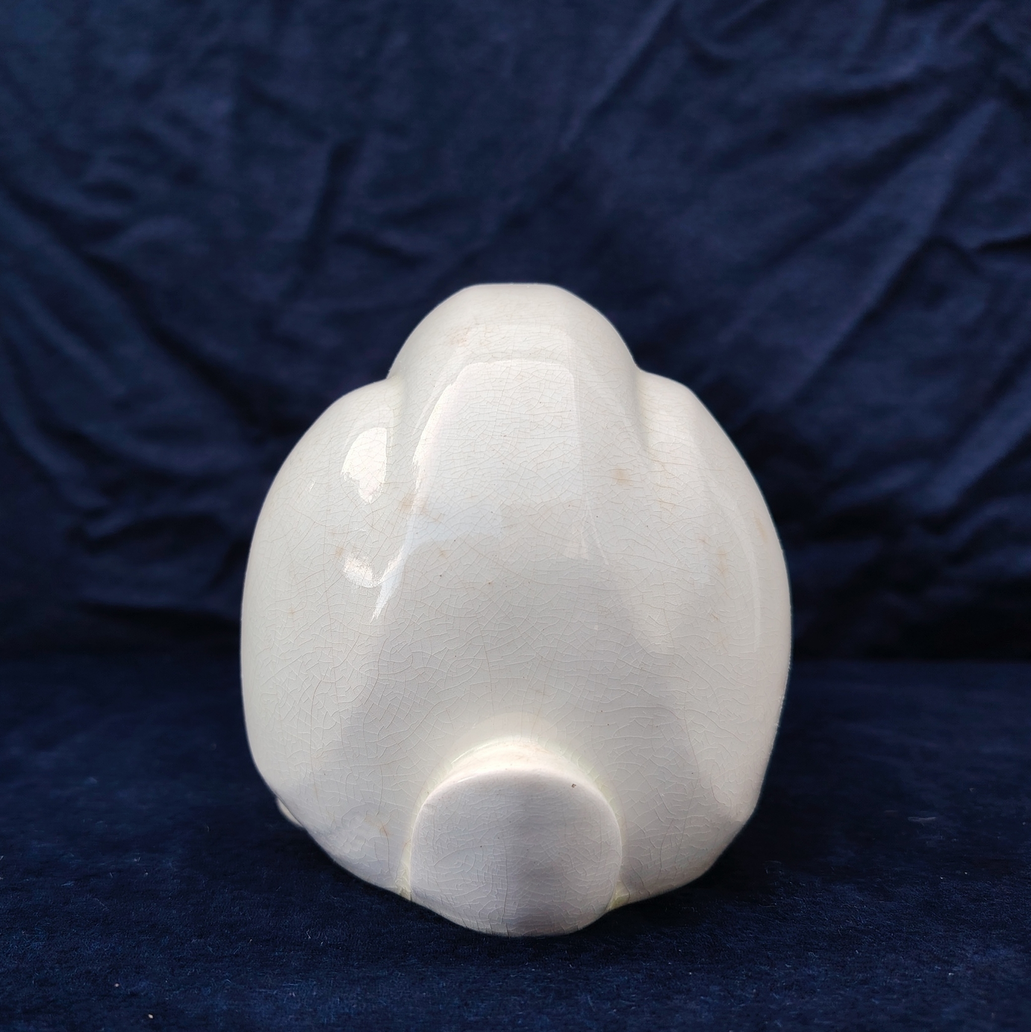 Lapin en faïence craquelé, d'un air craintif, de la manufacture de Saint Clément, signé Lemanceau en creux à coté de sa queue. Lapin art déco datant des années 30. Très bon état Longueur : 29 cm Hauteur : ~14,5 cm