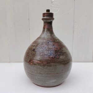 Pied de lampe en céramique signé Chantal et Thierry Robert à Poncé sur Loire. Signature en creux sur le dessous. Non électrifié Bon état général. Hauteur : 21,5 cm