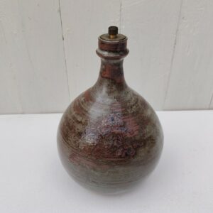 Pied de lampe en céramique signé Chantal et Thierry Robert à Poncé sur Loire. Signature en creux sur le dessous. Non électrifié Bon état général. Hauteur : 21,5 cm