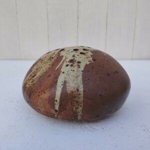 Vase soliflore pique fleur en grès piryté de forme libre, signé sur le dessous , à identifier. Très bon état. Hauteur : 10 cm Diamètre : ~19 cm