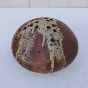 Vase soliflore pique fleur en grès piryté de forme libre, signé sur le dessous , à identifier. Très bon état. Hauteur : 10 cm Diamètre : ~19 cm