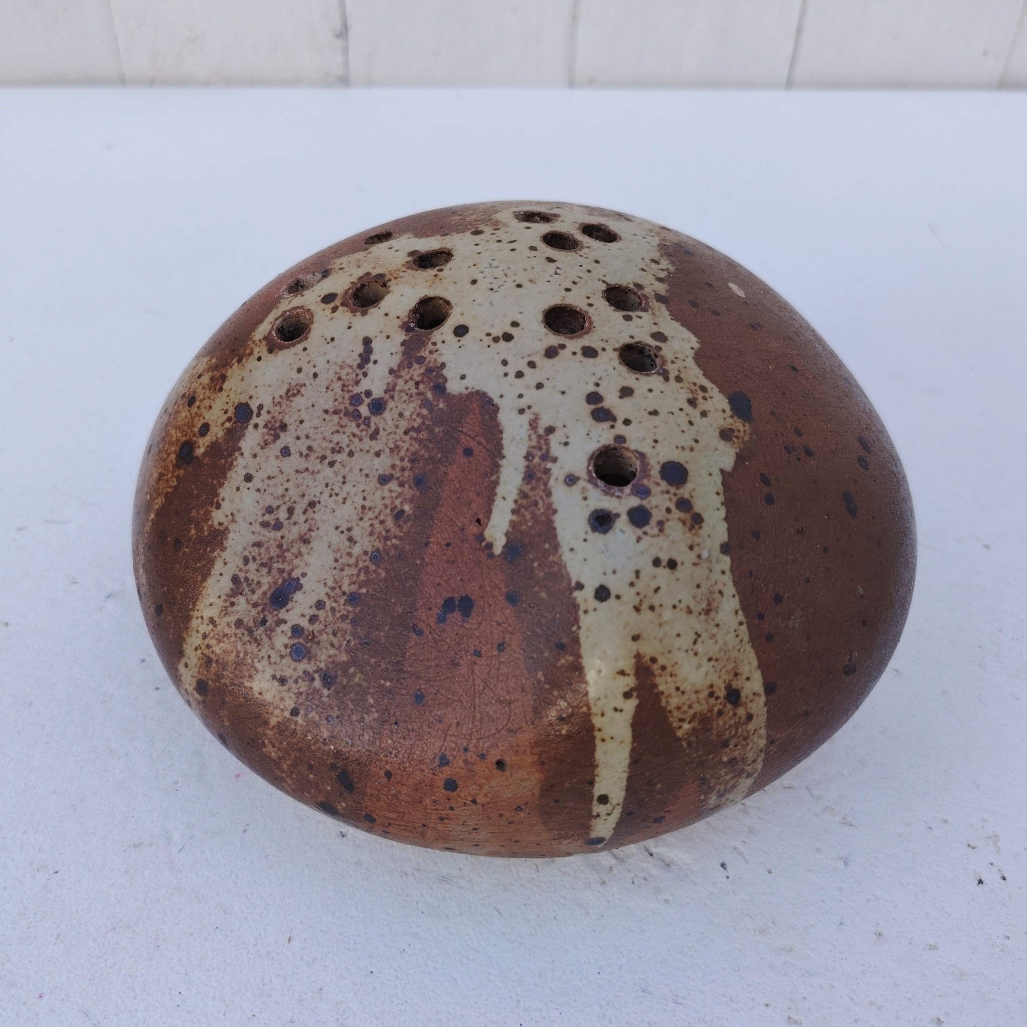 Vase soliflore pique fleur en grès piryté de forme libre, signé sur le dessous , à identifier. Très bon état. Hauteur : 10 cm Diamètre : ~19 cm