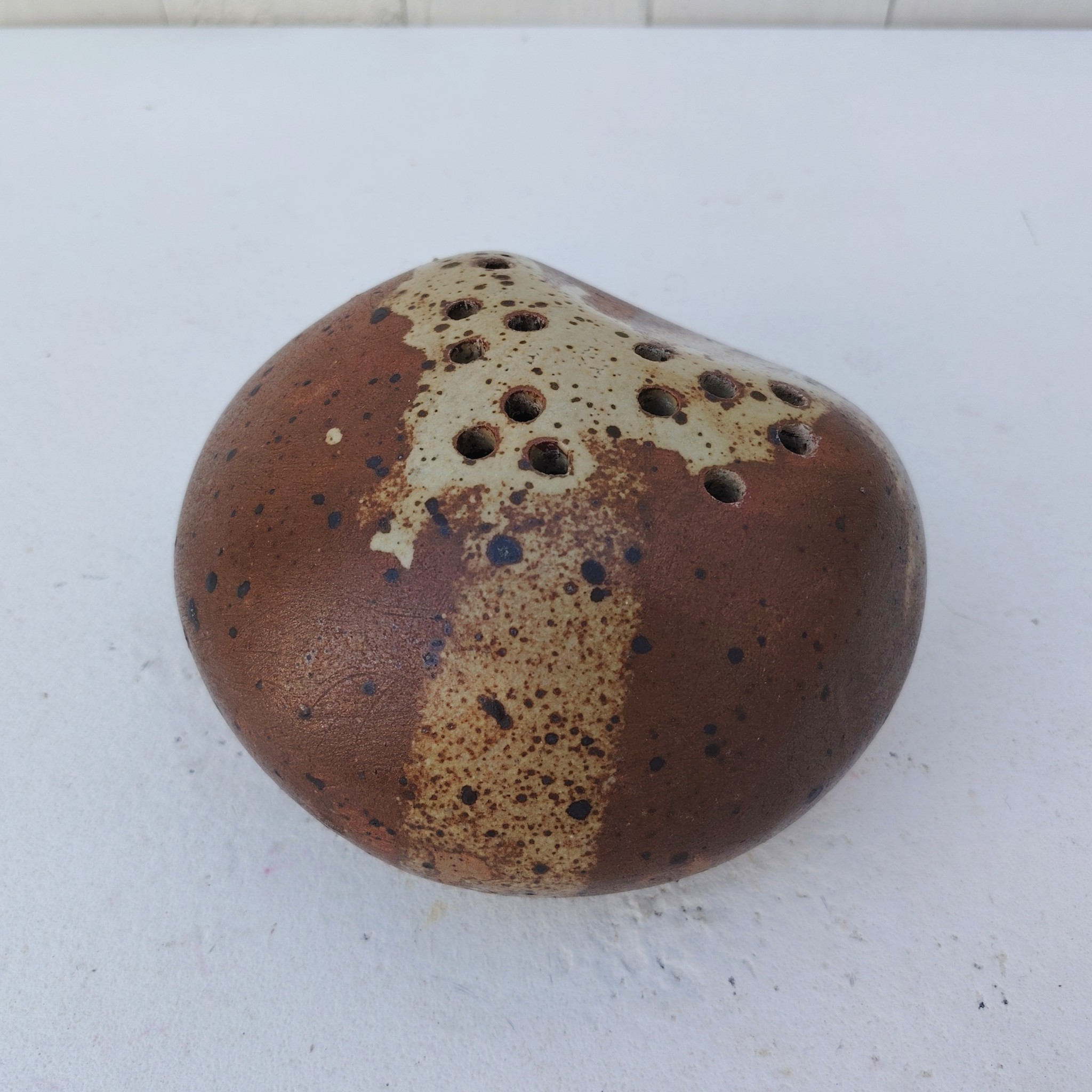 Vase soliflore pique fleur en grès piryté de forme libre, signé sur le dessous , à identifier. Très bon état. Hauteur : 10 cm Diamètre : ~19 cm