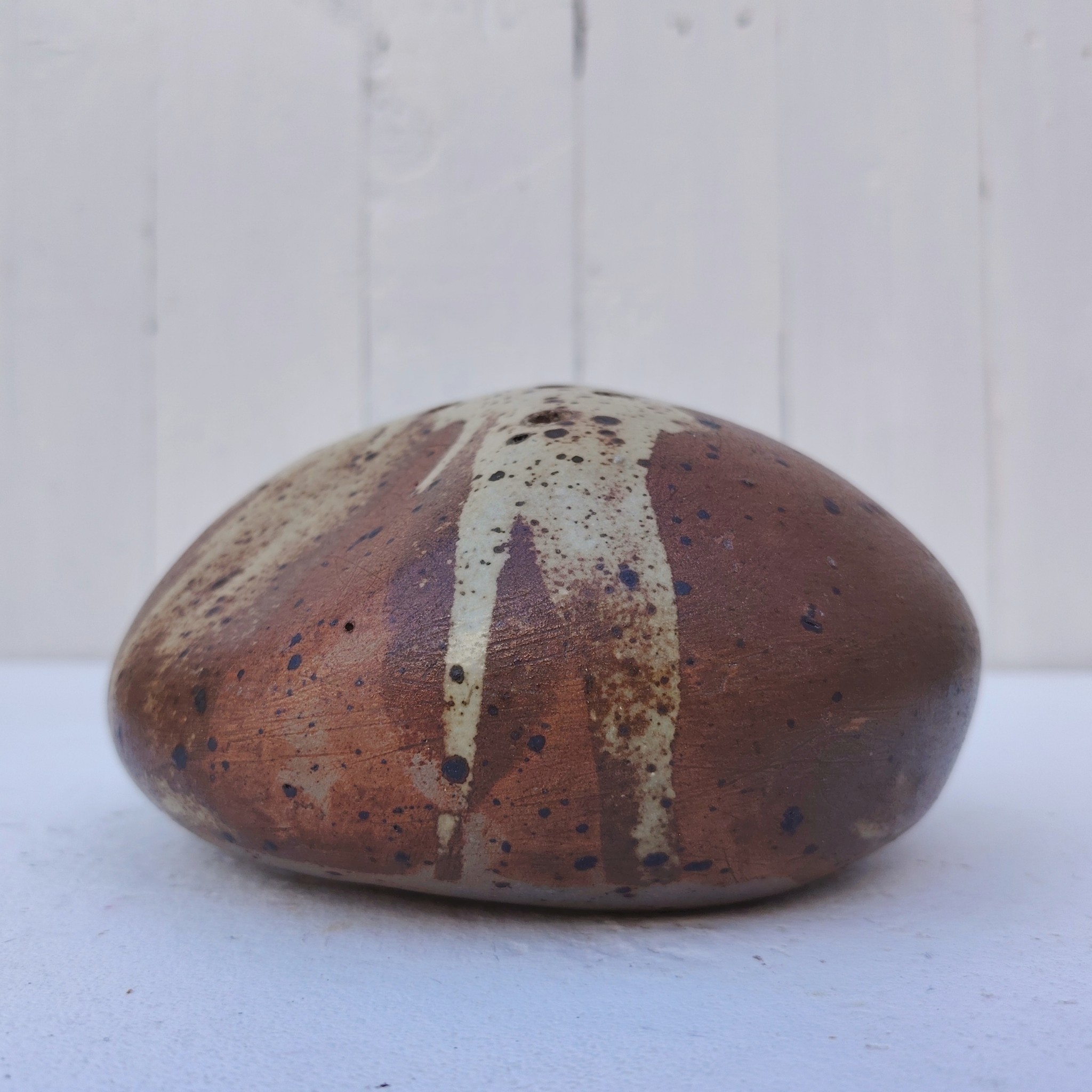 Vase soliflore pique fleur en grès piryté de forme libre, signé sur le dessous , à identifier. Très bon état. Hauteur : 10 cm Diamètre : ~19 cm