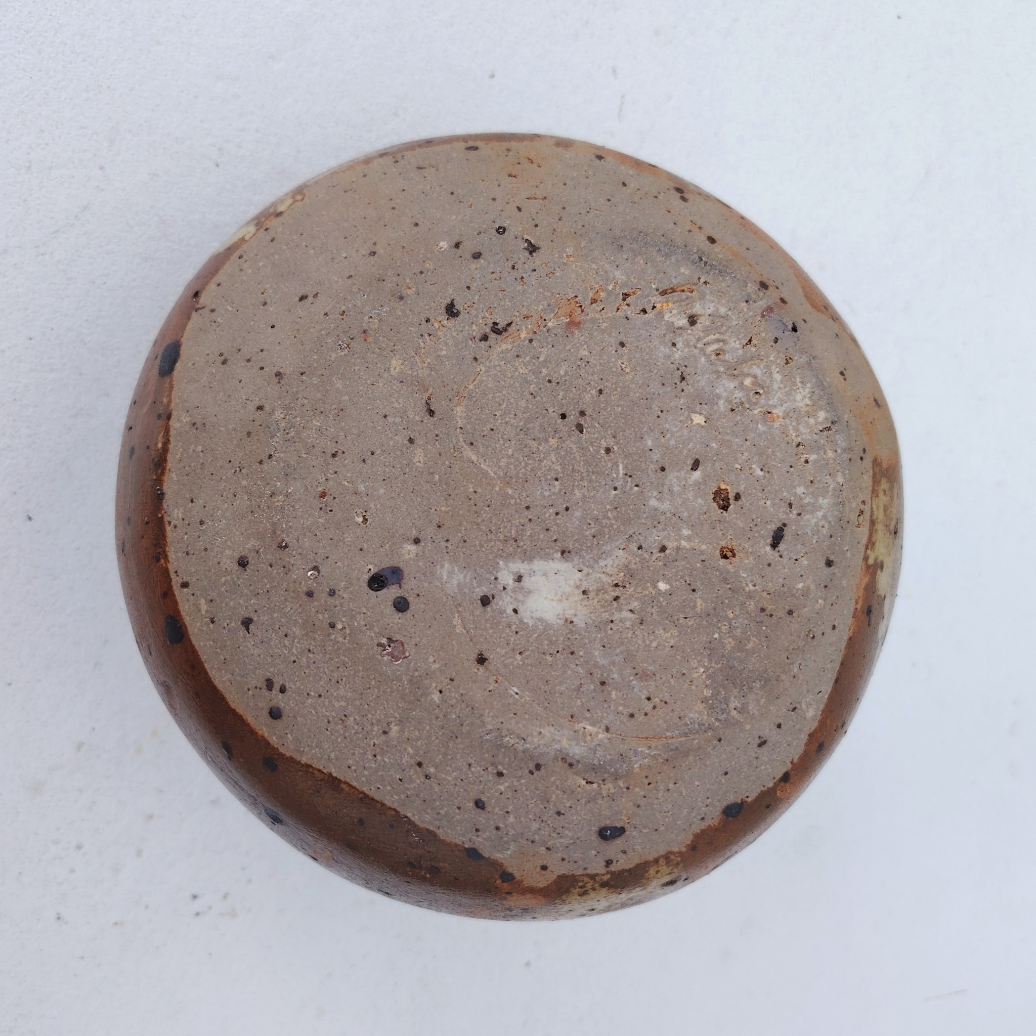 Vase soliflore pique fleur en grès piryté de forme libre, signé sur le dessous , à identifier. Très bon état. Hauteur : 10 cm Diamètre : ~19 cm