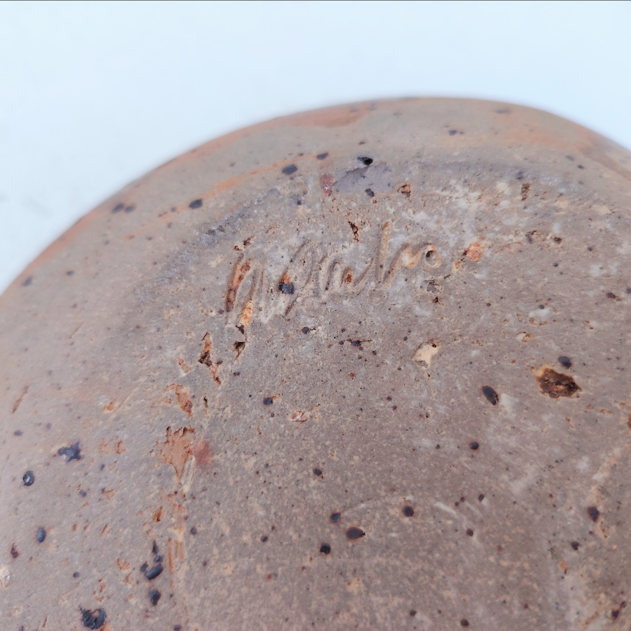 Vase soliflore pique fleur en grès piryté de forme libre, signé sur le dessous , à identifier. Très bon état. Hauteur : 10 cm Diamètre : ~19 cm