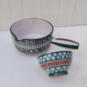 Caquelon verseur et un bol en céramique de Vallauris signé Robert Picault. Datant des années 60. Très bon état général Hauteur caquelon : 10 Diamètre caquelon : 17 cm Hauteur bol : 6 Diamètre bol : 11,5 cm