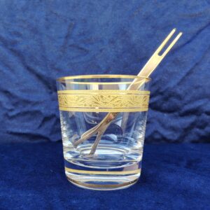 Seau à glaçons en cristal de la manufacture de Baccarat, dorure sur le rebord, et pince dorée. Estampillé sur le dessous. Petites rayures d'usage. Très bon état. Hauteur : 11 cm Diamètre : 10,5 cm