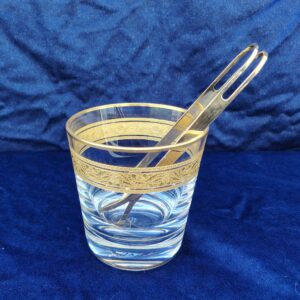 Seau à glaçons en cristal de la manufacture de Baccarat, dorure sur le rebord, et pince dorée. Estampillé sur le dessous. Petites rayures d'usage. Très bon état. Hauteur : 11 cm Diamètre : 10,5 cm