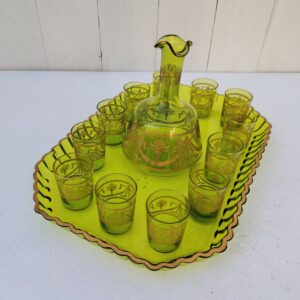 Service à liqueur en cristal de Saint Louis . Le service est composé de 12 verres à liqueur, d'une carafe et d'un plateau. Cristal teinté vert avec dorure. Non estampillé car datant d'avant 1936. Petites rayures d'usage. Manque certainement le bouchon de la carafe. Une paillette sur le rebord du plateau Bon état général. Dimension plateau : 30,5 cm x 21 cm Hauteur verre : 5 cm Diamètre verre : 3,5 cm Hauteur Carafe : 14,5 cm