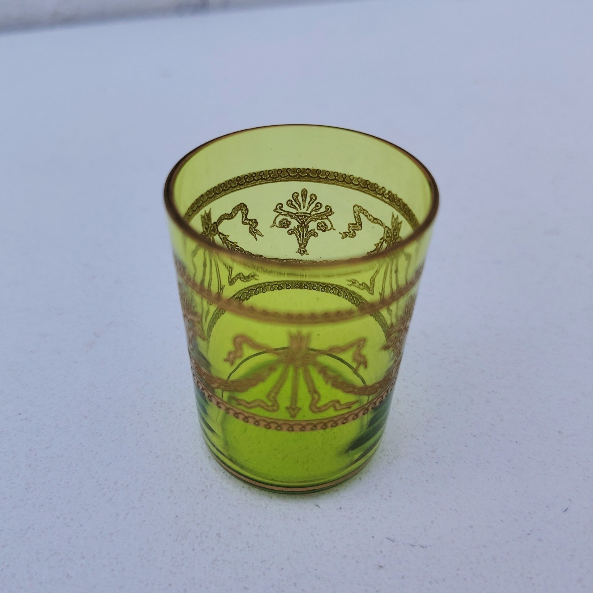 Service à liqueur en cristal de Saint Louis . Le service est composé de 12 verres à liqueur, d'une carafe et d'un plateau. Cristal teinté vert avec dorure. Non estampillé car datant d'avant 1936. Petites rayures d'usage. Manque certainement le bouchon de la carafe. Une paillette sur le rebord du plateau Bon état général. Dimension plateau : 30,5 cm x 21 cm Hauteur verre : 5 cm Diamètre verre : 3,5 cm Hauteur Carafe : 14,5 cm