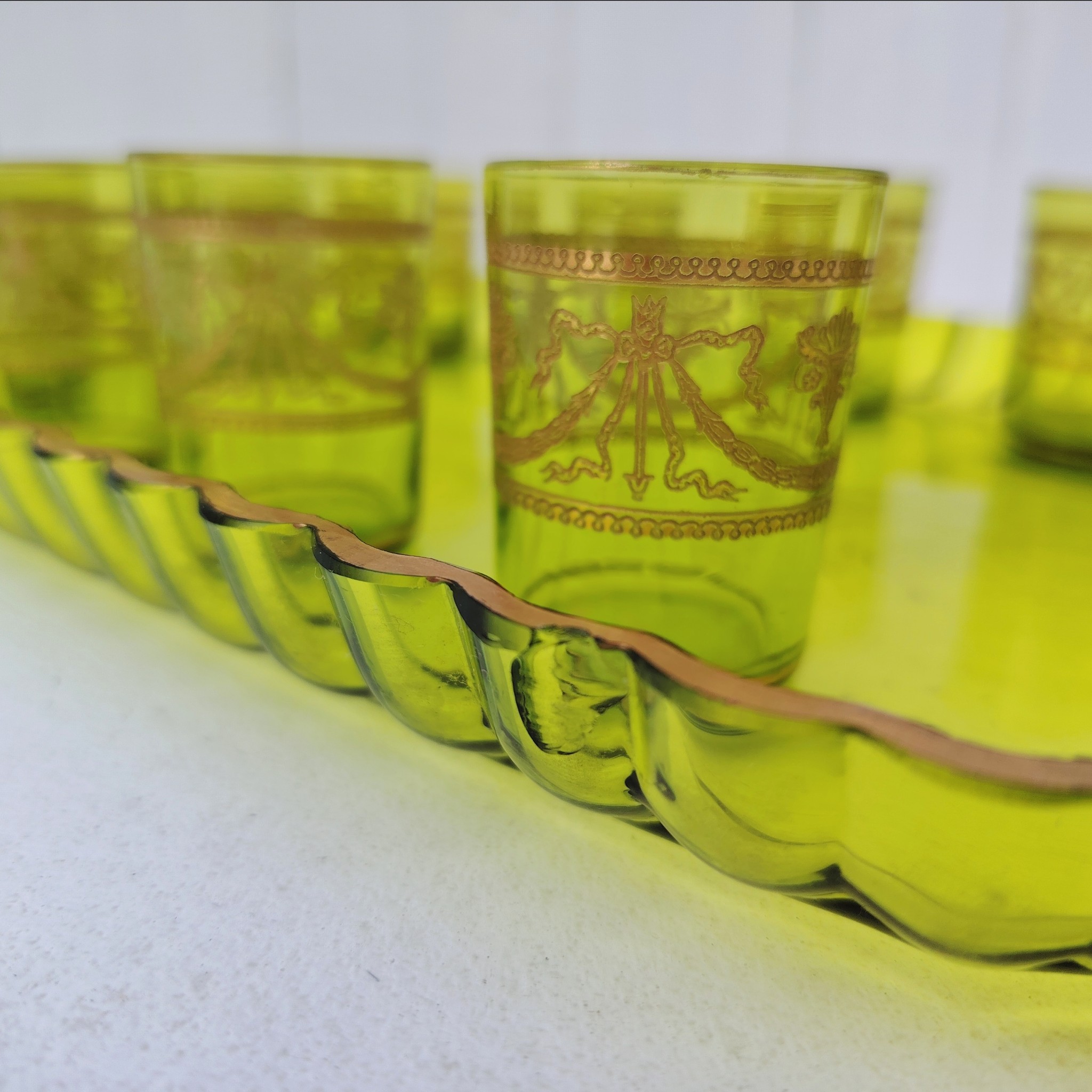 Service à liqueur en cristal de Saint Louis . Le service est composé de 12 verres à liqueur, d'une carafe et d'un plateau. Cristal teinté vert avec dorure. Non estampillé car datant d'avant 1936. Petites rayures d'usage. Manque certainement le bouchon de la carafe. Une paillette sur le rebord du plateau Bon état général. Dimension plateau : 30,5 cm x 21 cm Hauteur verre : 5 cm Diamètre verre : 3,5 cm Hauteur Carafe : 14,5 cm