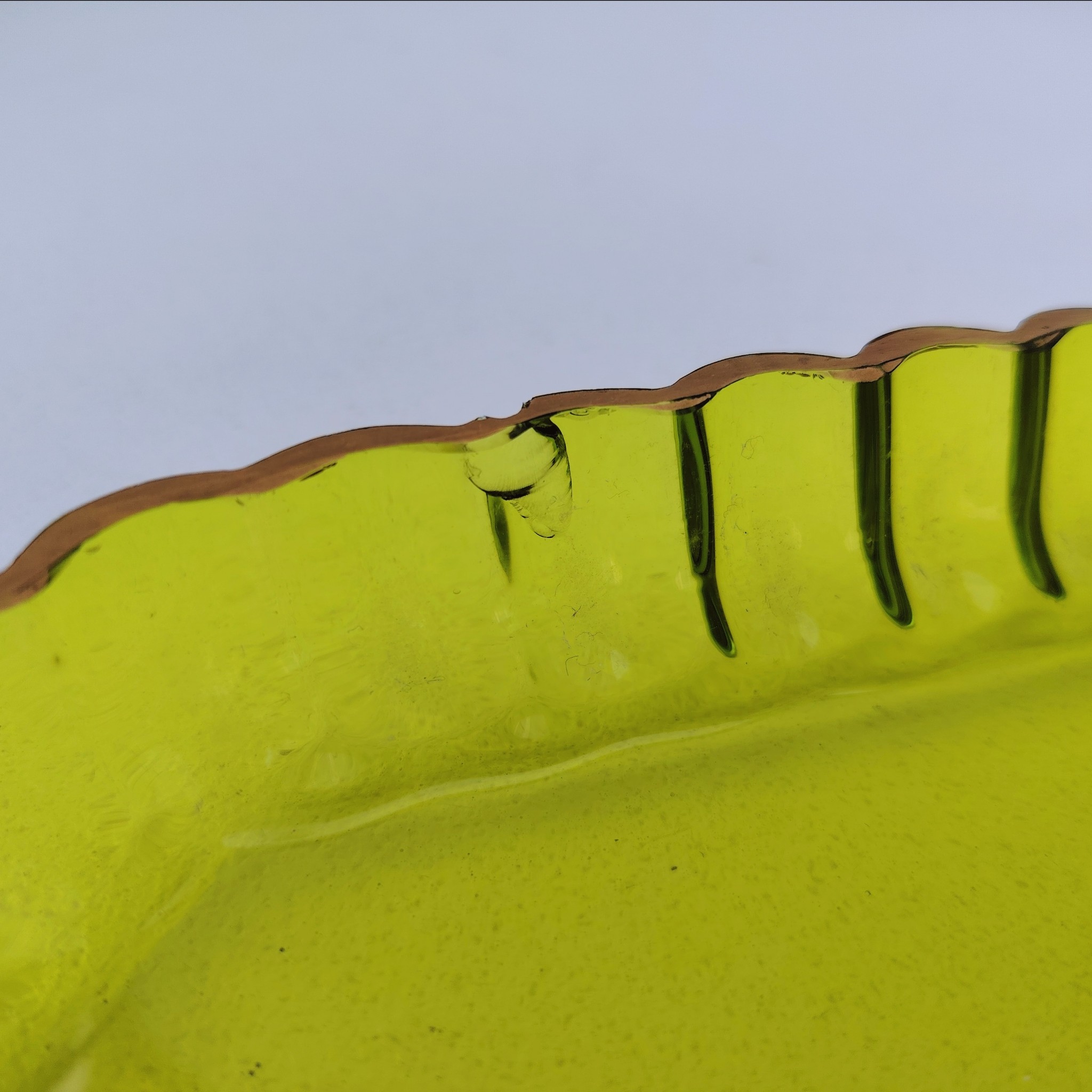Service à liqueur en cristal de Saint Louis . Le service est composé de 12 verres à liqueur, d'une carafe et d'un plateau. Cristal teinté vert avec dorure. Non estampillé car datant d'avant 1936. Petites rayures d'usage. Manque certainement le bouchon de la carafe. Une paillette sur le rebord du plateau Bon état général. Dimension plateau : 30,5 cm x 21 cm Hauteur verre : 5 cm Diamètre verre : 3,5 cm Hauteur Carafe : 14,5 cm