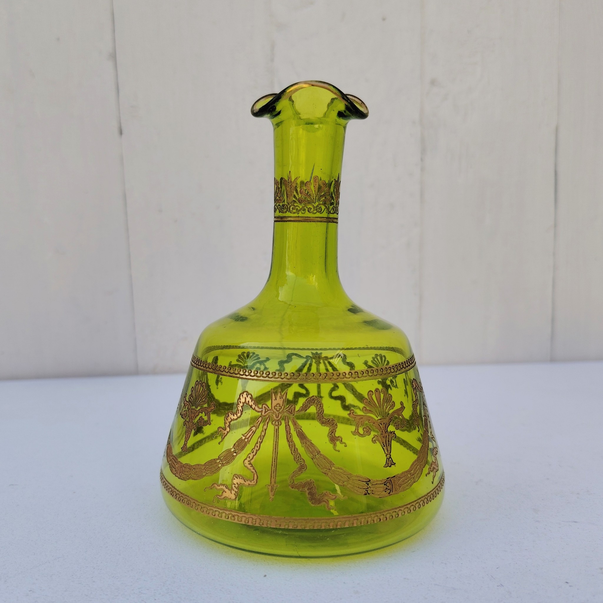 Service à liqueur en cristal de Saint Louis . Le service est composé de 12 verres à liqueur, d'une carafe et d'un plateau. Cristal teinté vert avec dorure. Non estampillé car datant d'avant 1936. Petites rayures d'usage. Manque certainement le bouchon de la carafe. Une paillette sur le rebord du plateau Bon état général. Dimension plateau : 30,5 cm x 21 cm Hauteur verre : 5 cm Diamètre verre : 3,5 cm Hauteur Carafe : 14,5 cm
