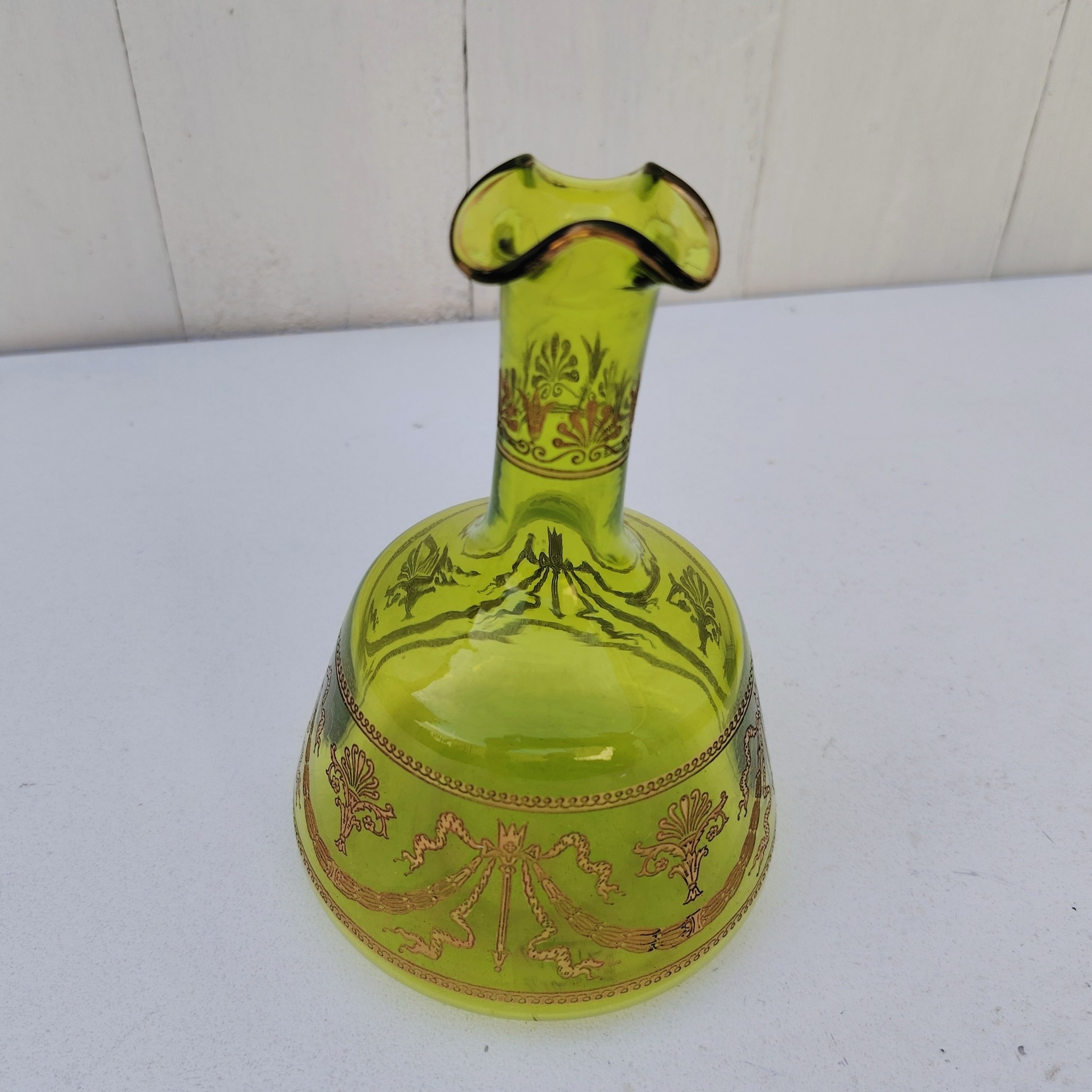 Service à liqueur en cristal de Saint Louis . Le service est composé de 12 verres à liqueur, d'une carafe et d'un plateau. Cristal teinté vert avec dorure. Non estampillé car datant d'avant 1936. Petites rayures d'usage. Manque certainement le bouchon de la carafe. Une paillette sur le rebord du plateau Bon état général. Dimension plateau : 30,5 cm x 21 cm Hauteur verre : 5 cm Diamètre verre : 3,5 cm Hauteur Carafe : 14,5 cm