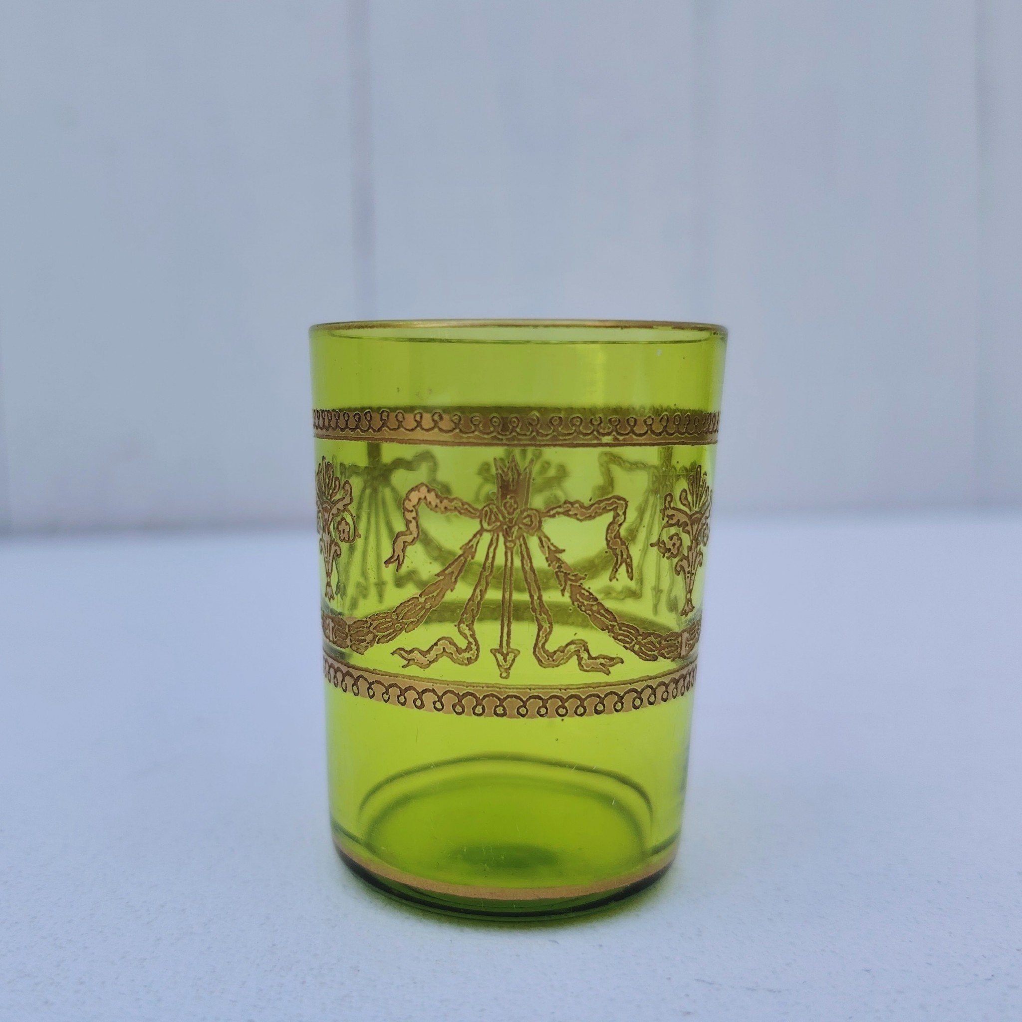 Service à liqueur en cristal de Saint Louis . Le service est composé de 12 verres à liqueur, d'une carafe et d'un plateau. Cristal teinté vert avec dorure. Non estampillé car datant d'avant 1936. Petites rayures d'usage. Manque certainement le bouchon de la carafe. Une paillette sur le rebord du plateau Bon état général. Dimension plateau : 30,5 cm x 21 cm Hauteur verre : 5 cm Diamètre verre : 3,5 cm Hauteur Carafe : 14,5 cm