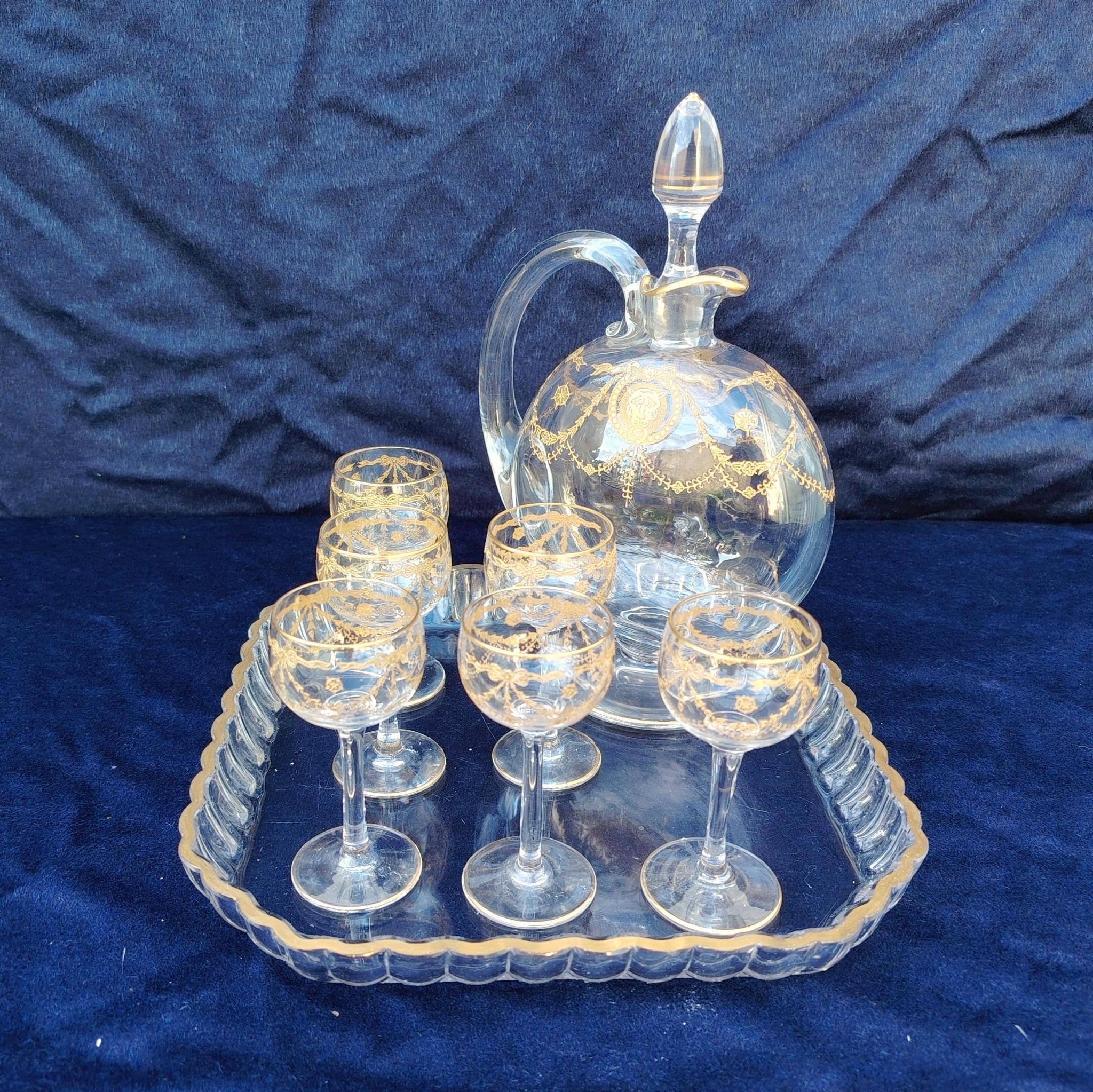 Service à liqueur en cristal de Saint Louis modèle Congress . Le service est composé de 6 verres à liqueur, d'une carafe et d'un plateau . Non estampillé car datant d'avant 1936. Petites rayures d'usage. Très bon état général. Dimension plateau : 21,5 cm x 21,5 cm Hauteur verre : 9 cm Diamètre verre : 4 cm Hauteur Carafe avec bouchon : 21,5 cm