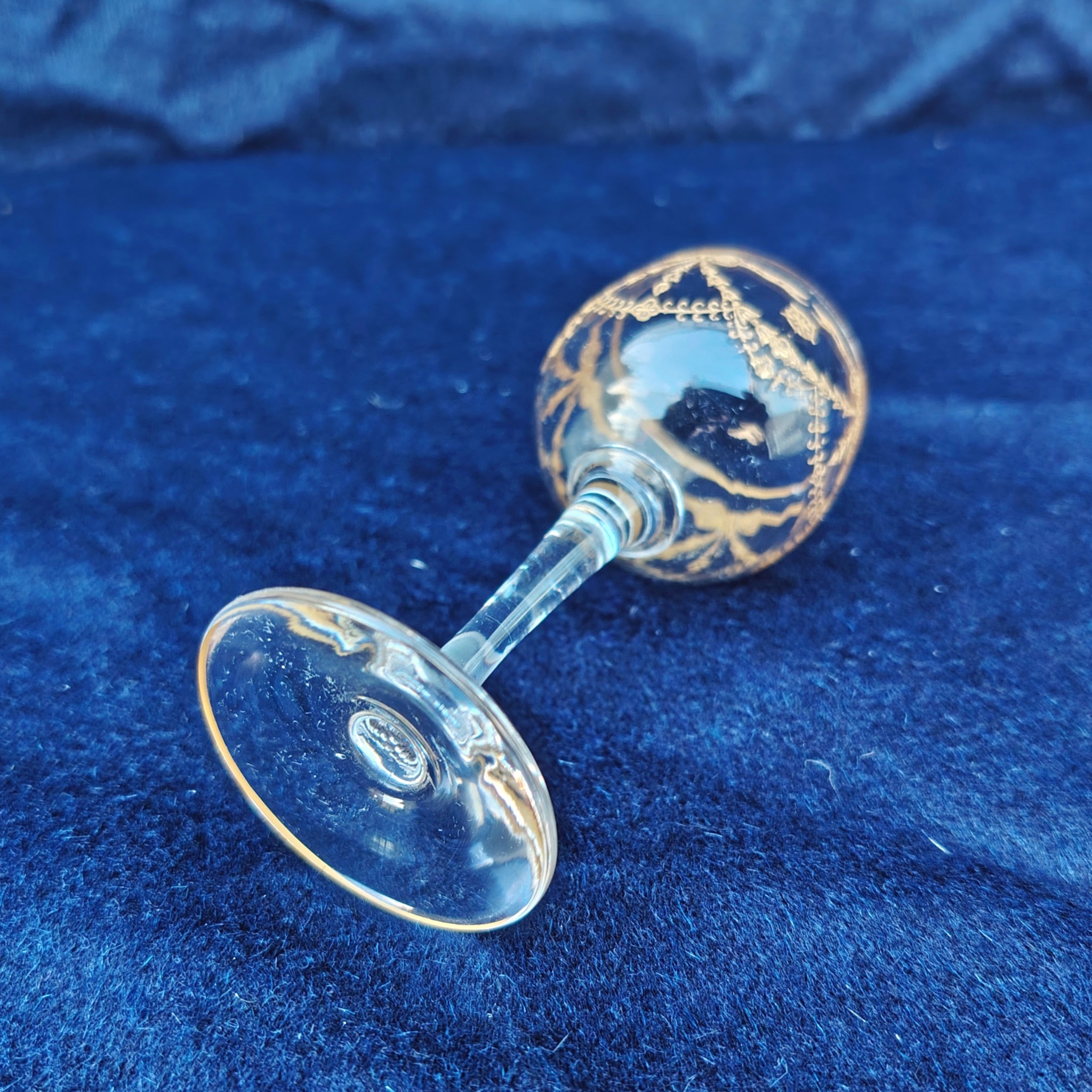 Service à liqueur en cristal de Saint Louis modèle Congress . Le service est composé de 6 verres à liqueur, d'une carafe et d'un plateau . Non estampillé car datant d'avant 1936. Petites rayures d'usage. Très bon état général. Dimension plateau : 21,5 cm x 21,5 cm Hauteur verre : 9 cm Diamètre verre : 4 cm Hauteur Carafe avec bouchon : 21,5 cm