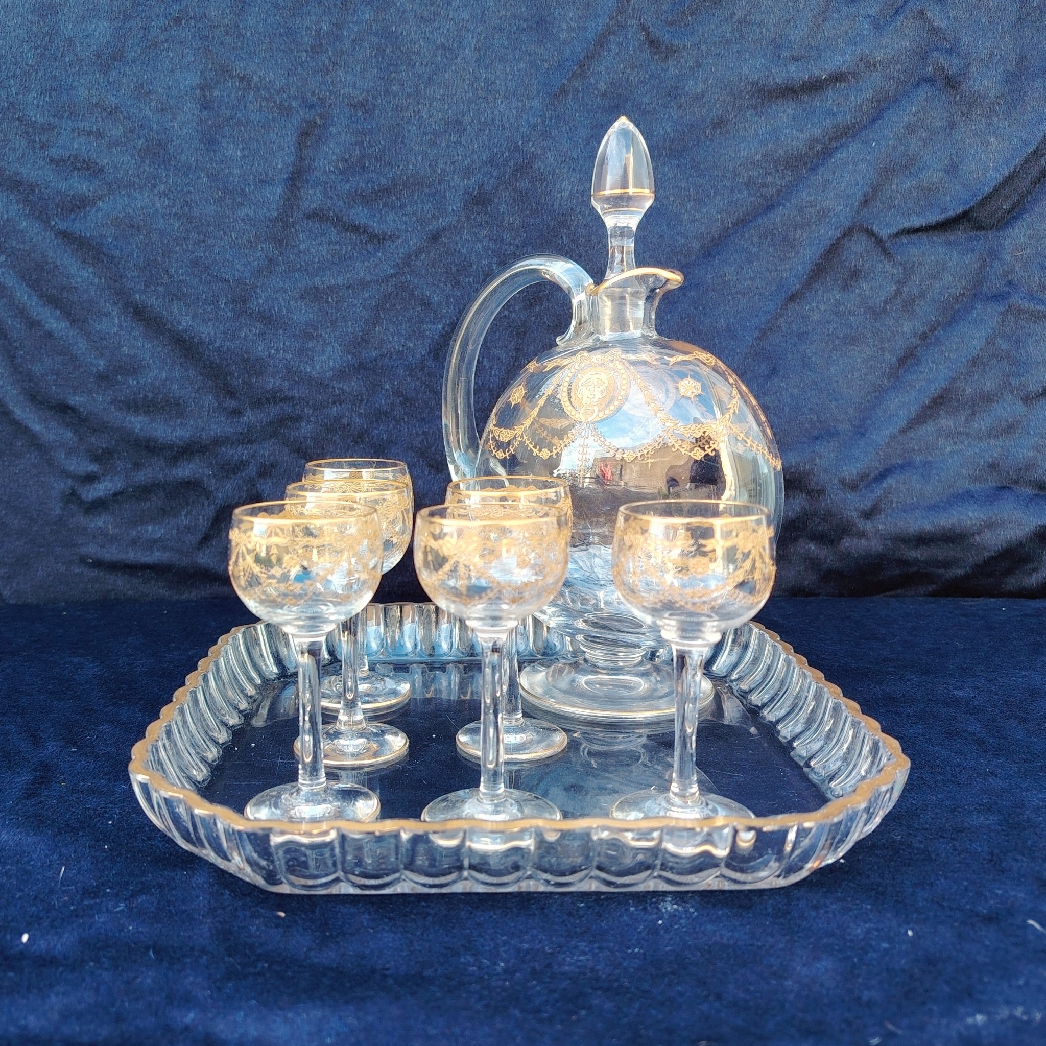 Service à liqueur en cristal de Saint Louis modèle Congress . Le service est composé de 6 verres à liqueur, d'une carafe et d'un plateau . Non estampillé car datant d'avant 1936. Petites rayures d'usage. Très bon état général. Dimension plateau : 21,5 cm x 21,5 cm Hauteur verre : 9 cm Diamètre verre : 4 cm Hauteur Carafe avec bouchon : 21,5 cm