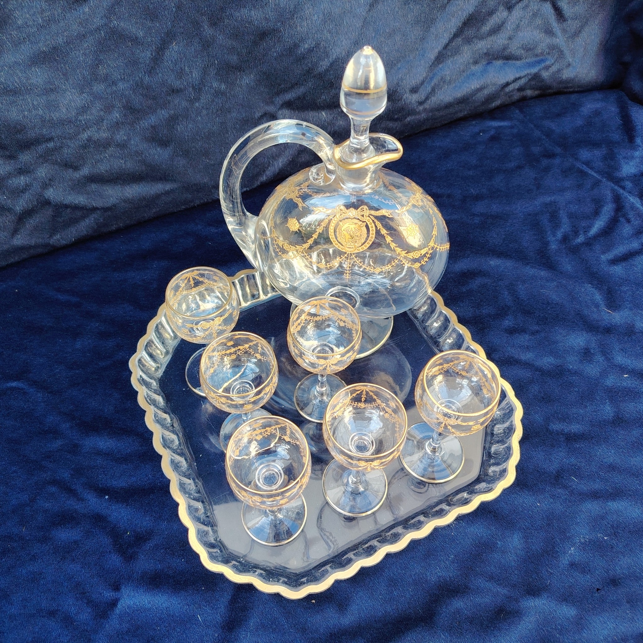 Service à liqueur en cristal de Saint Louis modèle Congress . Le service est composé de 6 verres à liqueur, d'une carafe et d'un plateau . Non estampillé car datant d'avant 1936. Petites rayures d'usage. Très bon état général. Dimension plateau : 21,5 cm x 21,5 cm Hauteur verre : 9 cm Diamètre verre : 4 cm Hauteur Carafe avec bouchon : 21,5 cm