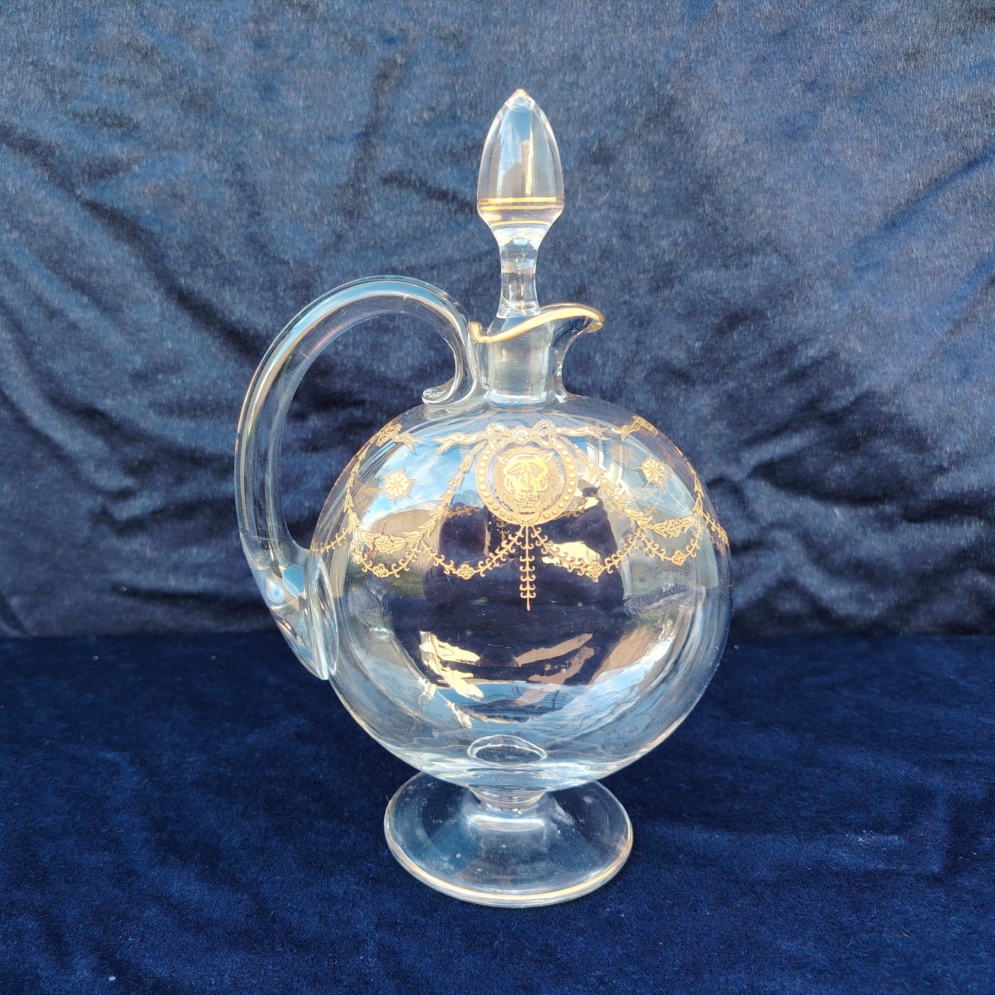 Service à liqueur en cristal de Saint Louis modèle Congress . Le service est composé de 6 verres à liqueur, d'une carafe et d'un plateau . Non estampillé car datant d'avant 1936. Petites rayures d'usage. Très bon état général. Dimension plateau : 21,5 cm x 21,5 cm Hauteur verre : 9 cm Diamètre verre : 4 cm Hauteur Carafe avec bouchon : 21,5 cm