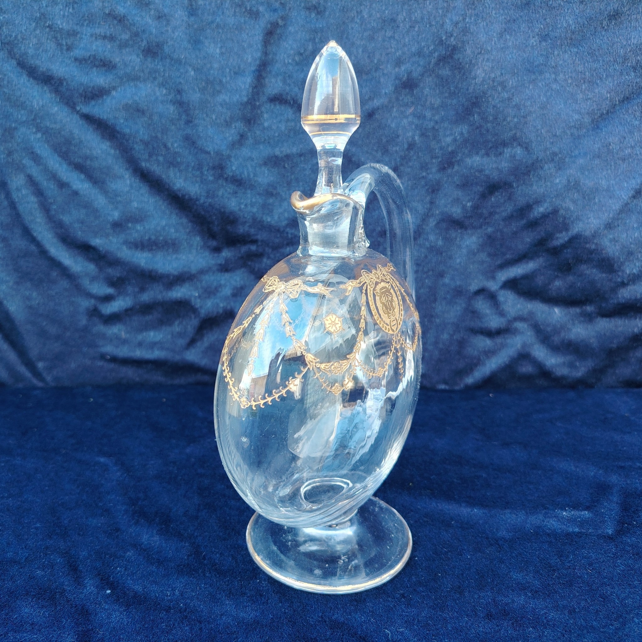 Service à liqueur en cristal de Saint Louis modèle Congress . Le service est composé de 6 verres à liqueur, d'une carafe et d'un plateau . Non estampillé car datant d'avant 1936. Petites rayures d'usage. Très bon état général. Dimension plateau : 21,5 cm x 21,5 cm Hauteur verre : 9 cm Diamètre verre : 4 cm Hauteur Carafe avec bouchon : 21,5 cm