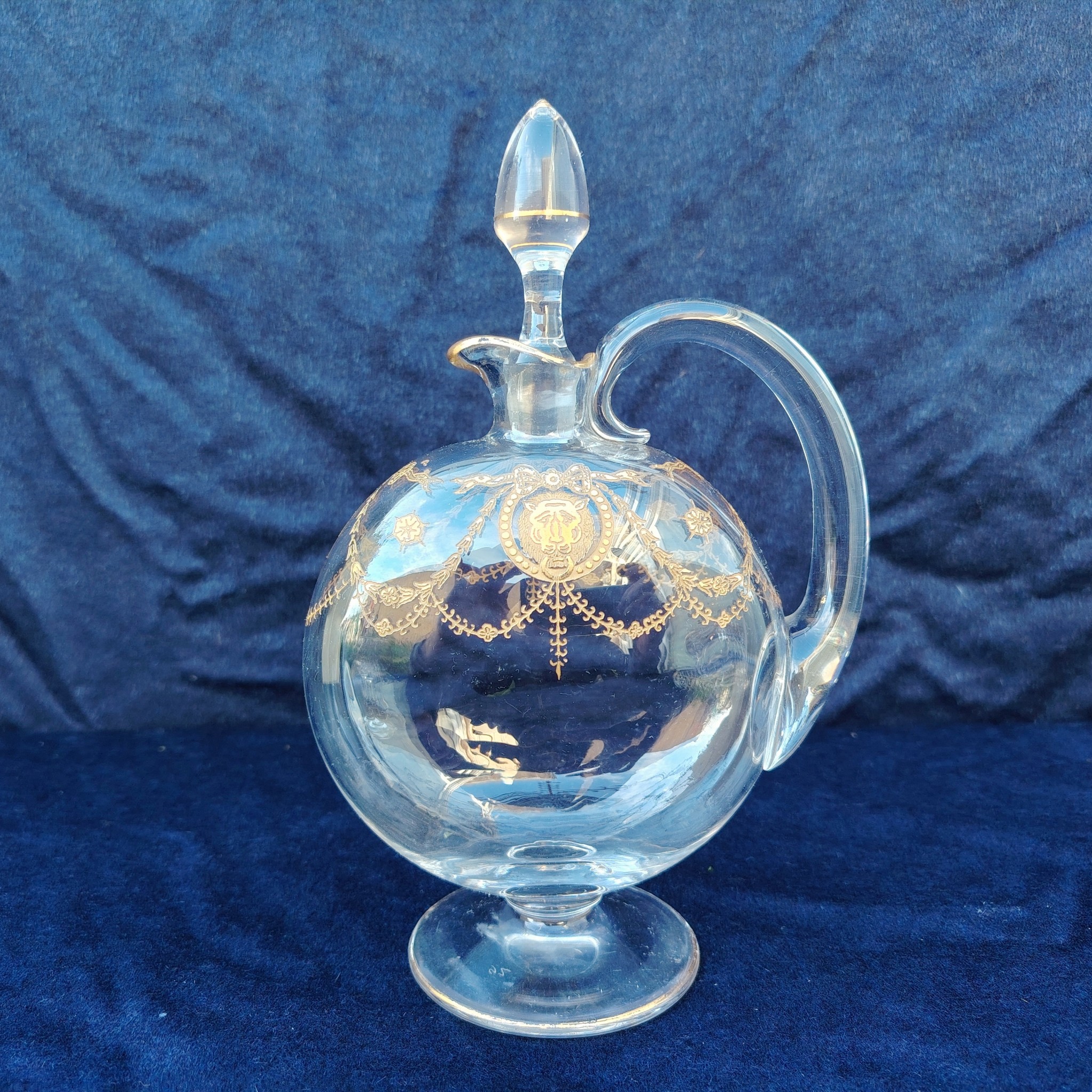 Service à liqueur en cristal de Saint Louis modèle Congress . Le service est composé de 6 verres à liqueur, d'une carafe et d'un plateau . Non estampillé car datant d'avant 1936. Petites rayures d'usage. Très bon état général. Dimension plateau : 21,5 cm x 21,5 cm Hauteur verre : 9 cm Diamètre verre : 4 cm Hauteur Carafe avec bouchon : 21,5 cm