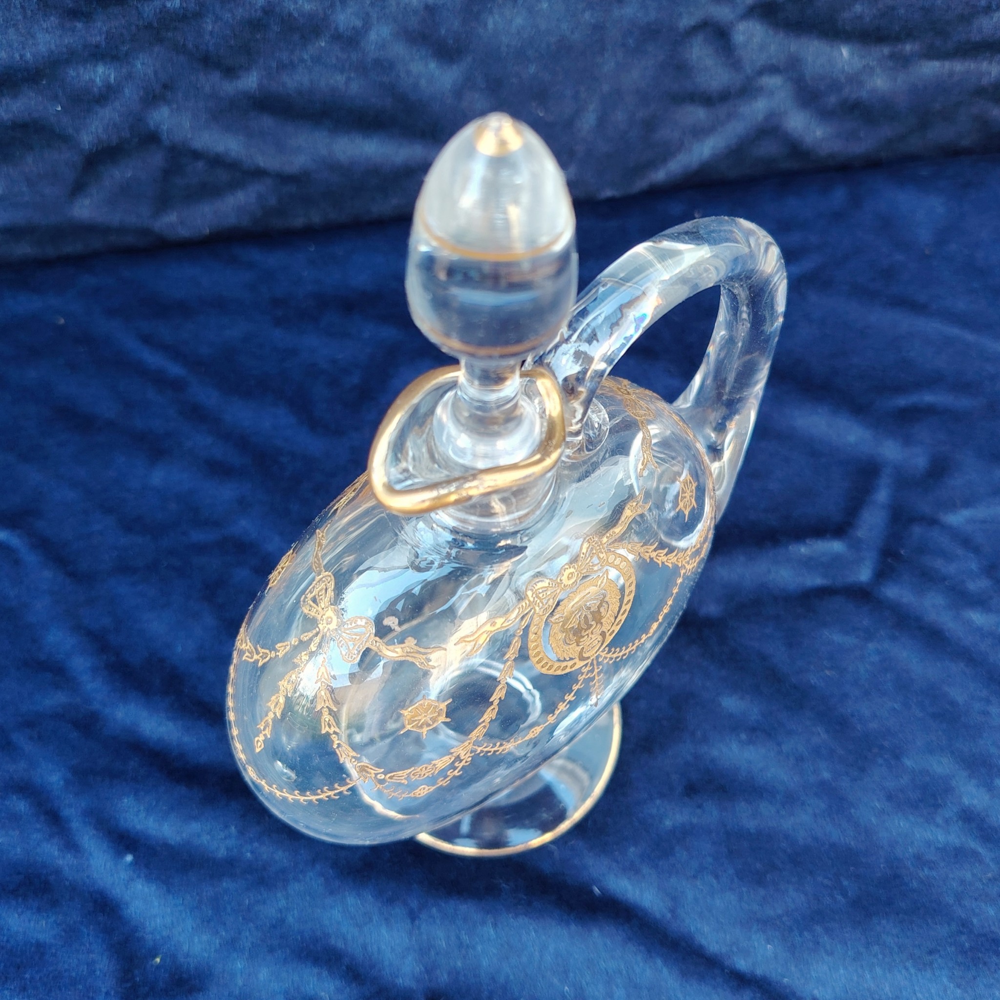 Service à liqueur en cristal de Saint Louis modèle Congress . Le service est composé de 6 verres à liqueur, d'une carafe et d'un plateau . Non estampillé car datant d'avant 1936. Petites rayures d'usage. Très bon état général. Dimension plateau : 21,5 cm x 21,5 cm Hauteur verre : 9 cm Diamètre verre : 4 cm Hauteur Carafe avec bouchon : 21,5 cm