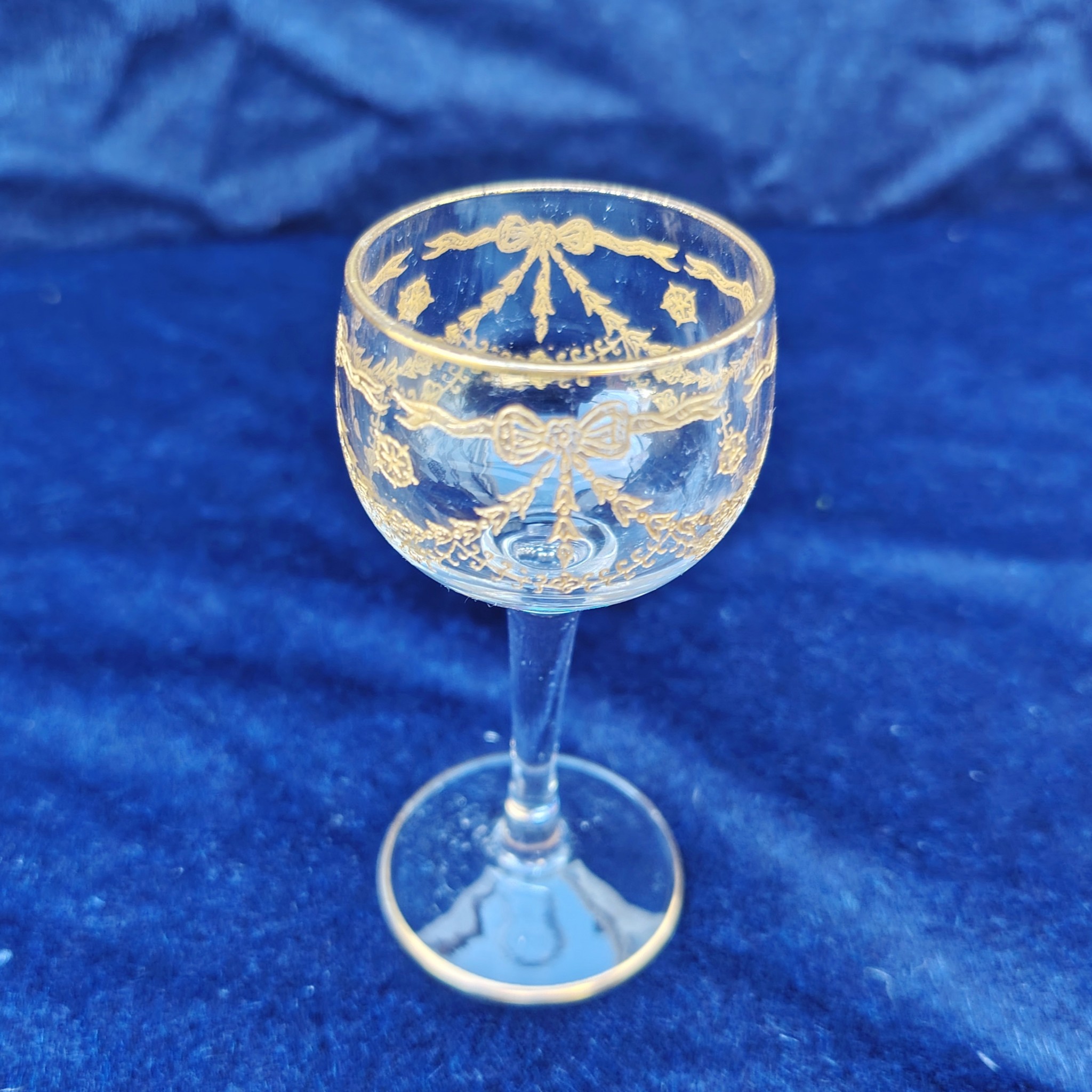 Service à liqueur en cristal de Saint Louis modèle Congress . Le service est composé de 6 verres à liqueur, d'une carafe et d'un plateau . Non estampillé car datant d'avant 1936. Petites rayures d'usage. Très bon état général. Dimension plateau : 21,5 cm x 21,5 cm Hauteur verre : 9 cm Diamètre verre : 4 cm Hauteur Carafe avec bouchon : 21,5 cm