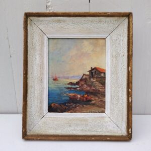 Huile sur panneau isorel représentant un bateau amarré dans une crique en premier plan , en deuxième plan une maison de pêcheur sur une hauteur et dans le fond on distingue une falaise et un voilier naviguant. Cadre en bois cérusé blanc. Signé RU Rinaldi en bas à droite. Bon état général. Dimensions cadre : 22 x 25,5 cm